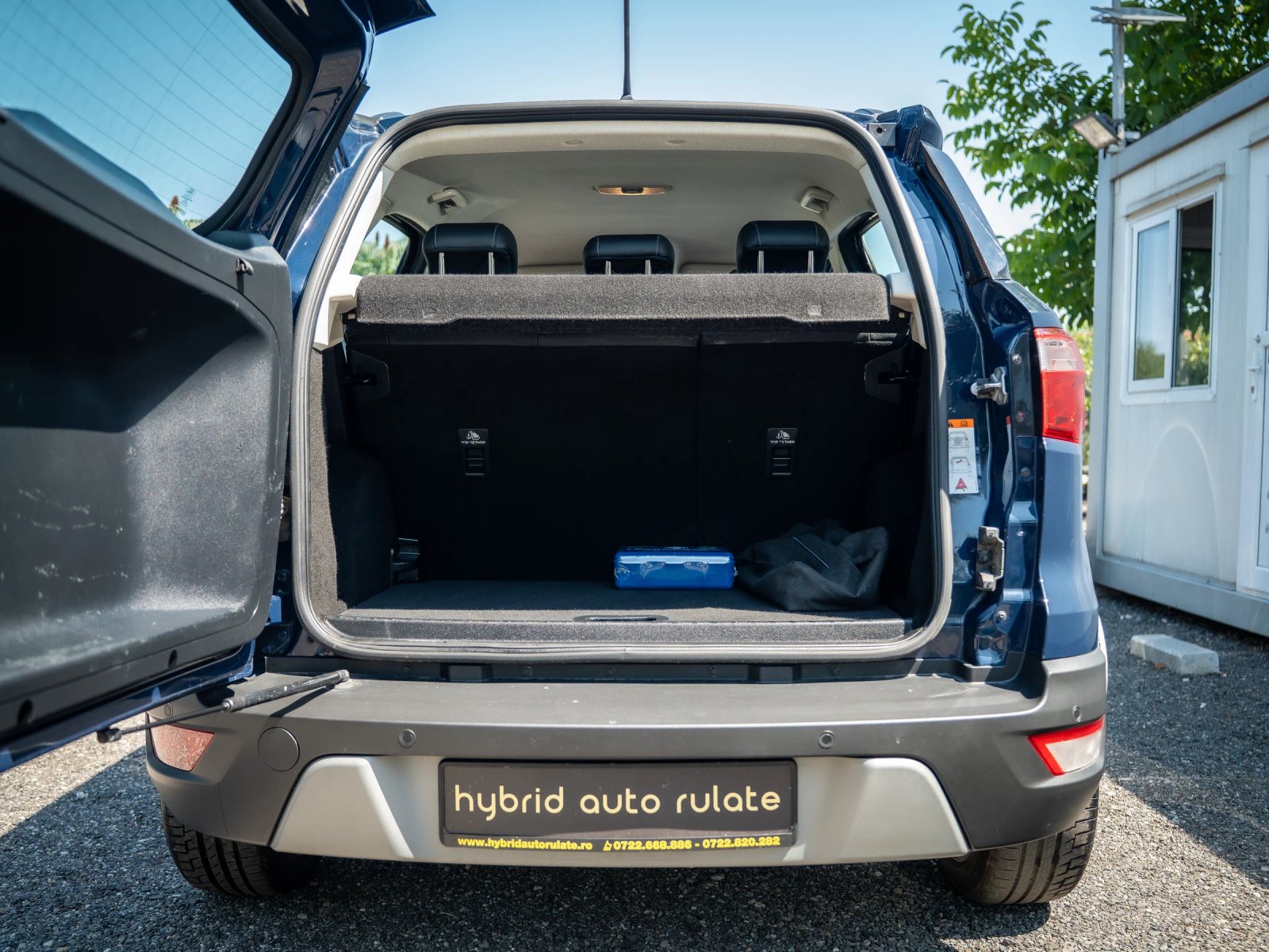 Ford EcoSport — portbagaj deschis, văzut din spate.