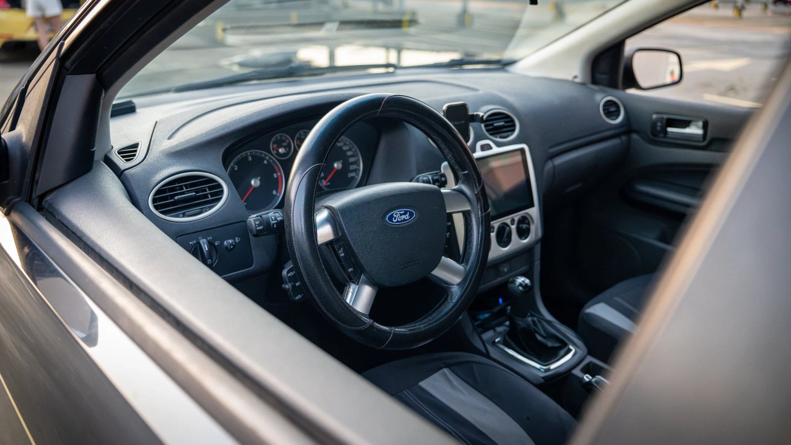 Ford Focus — habitaclu cu volan, bord și scaunele din față.