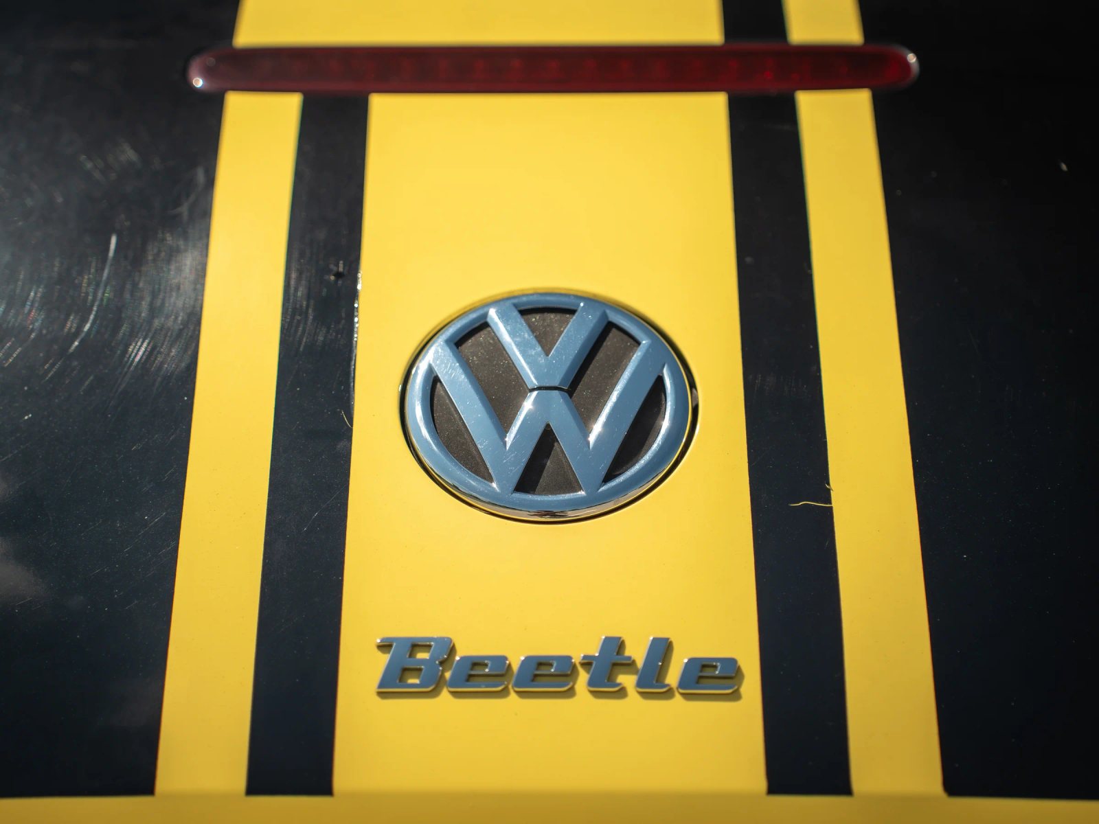 Volkswagen Beetle — prim-plan al emblemei de pe caroserie.