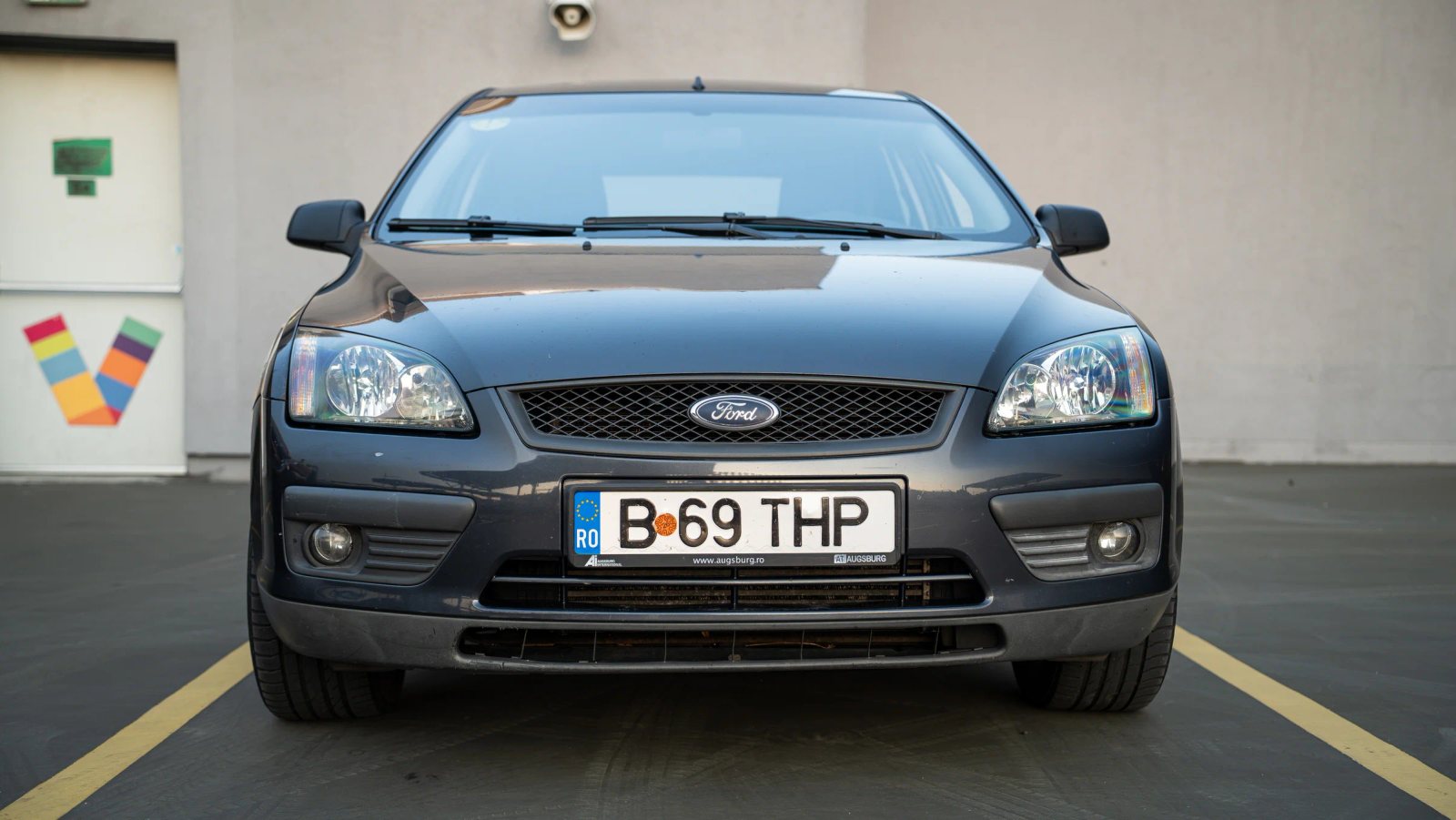 Ford Focus — vedere frontală în parcare.