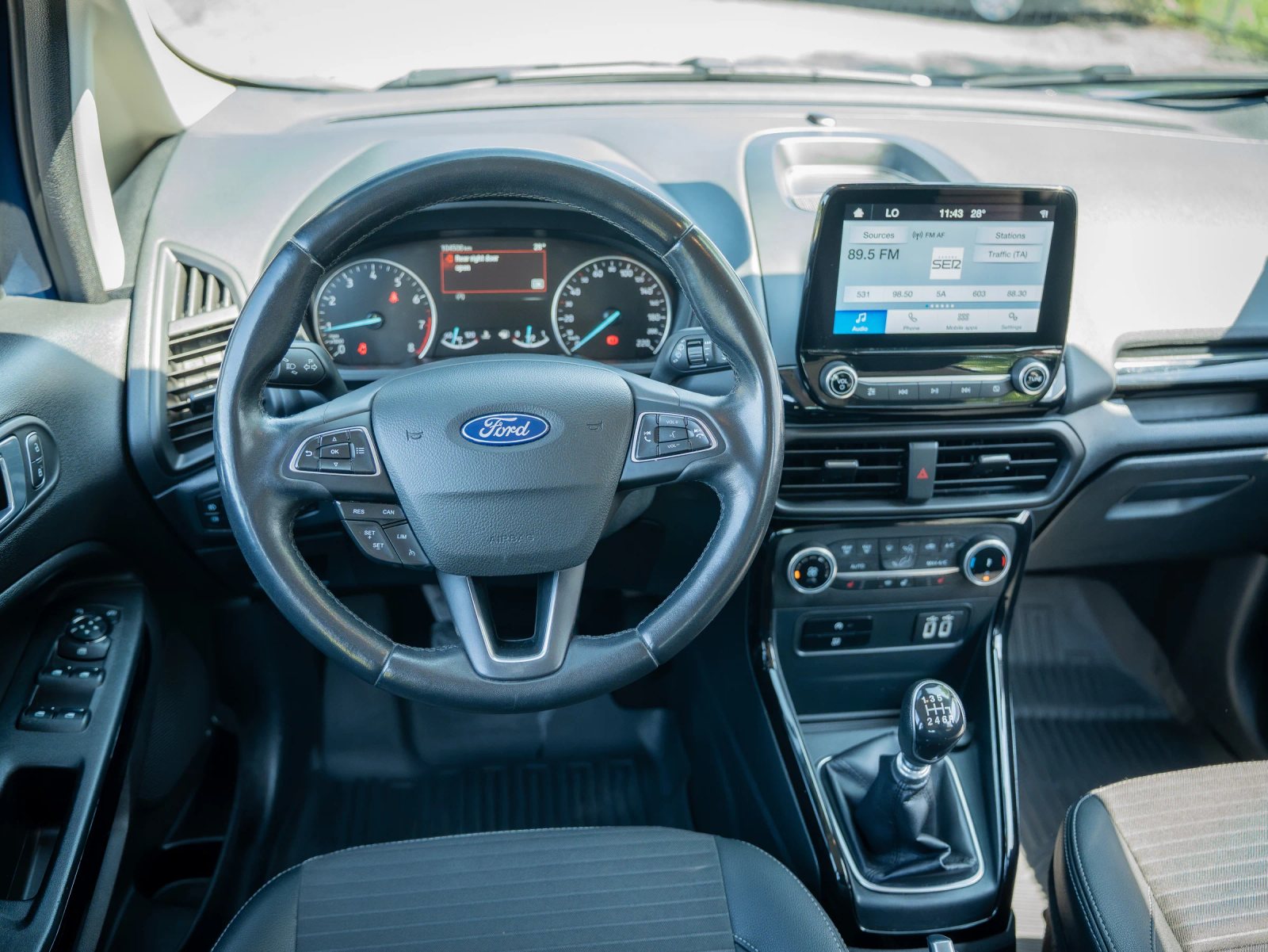 Ford EcoSport — habitaclu cu volan, bord și scaunele din față.