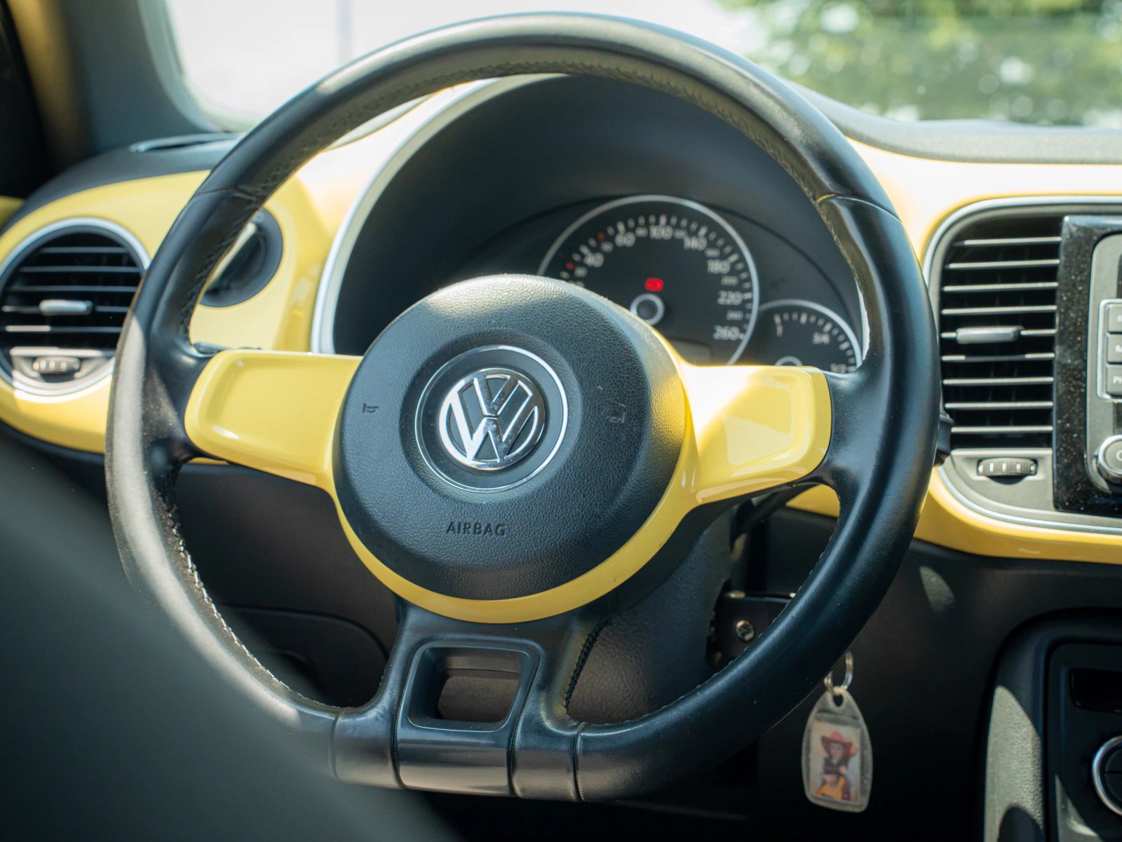 Volkswagen Beetle — prim-plan al volanului.