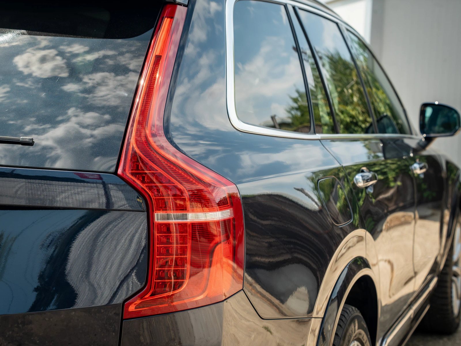 Volvo XC90 — detaliu al stopului și hayonului.