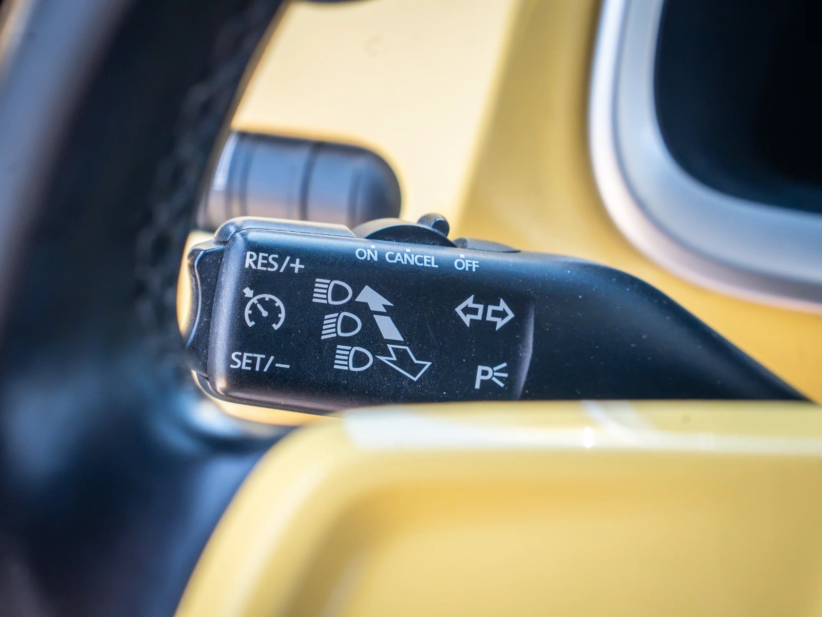 Volkswagen Beetle — detaliu al manetei de lângă volan.