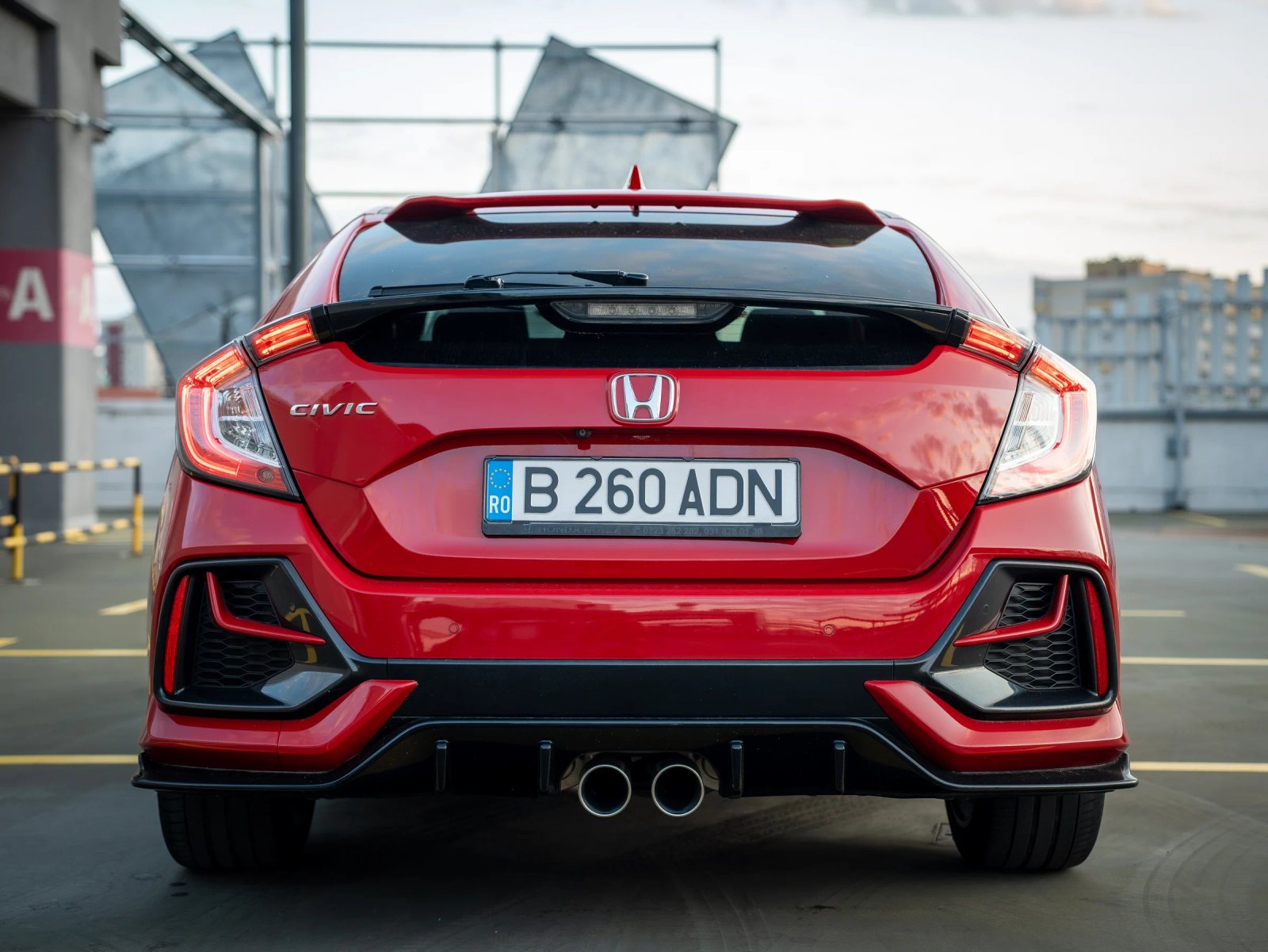 Honda Civic — vedere din spate.