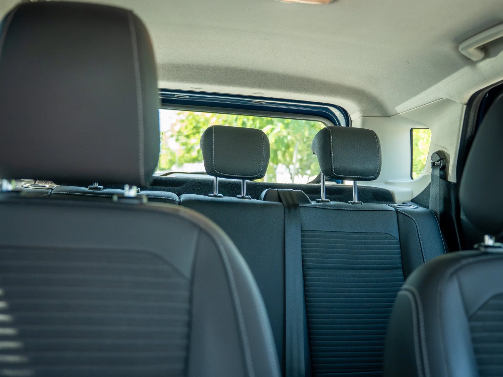 Ford EcoSport — vedere a banchetei și habitaclului din spate.