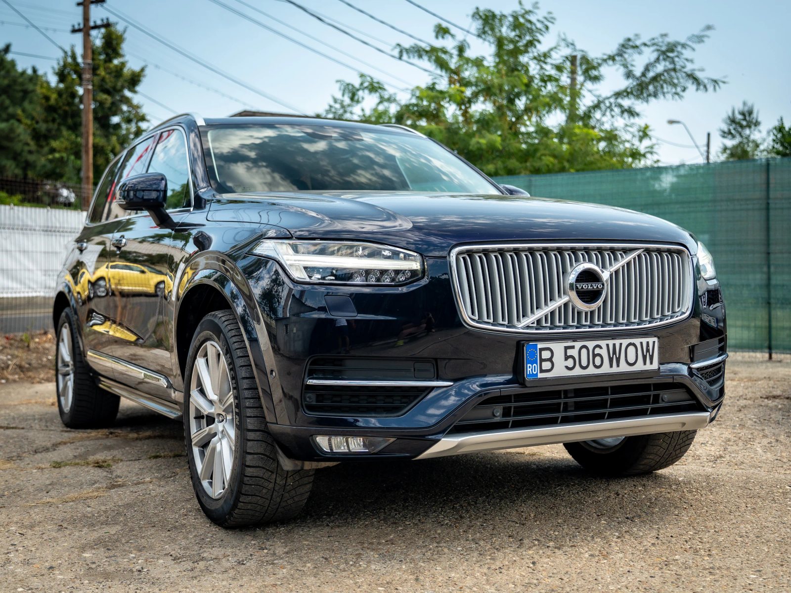 Volvo XC90 — vedere din față la trei sferturi.