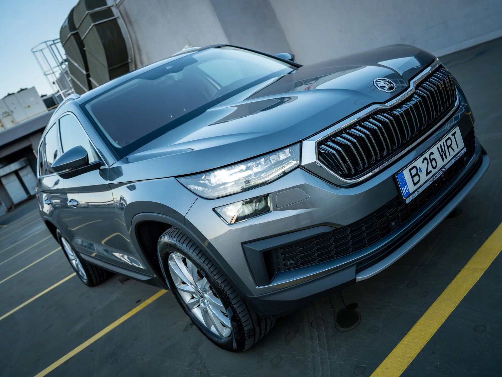 Škoda Kodiaq gri, vedere înclinată din față-dreapta, cu partea frontală dominantă în cadru.