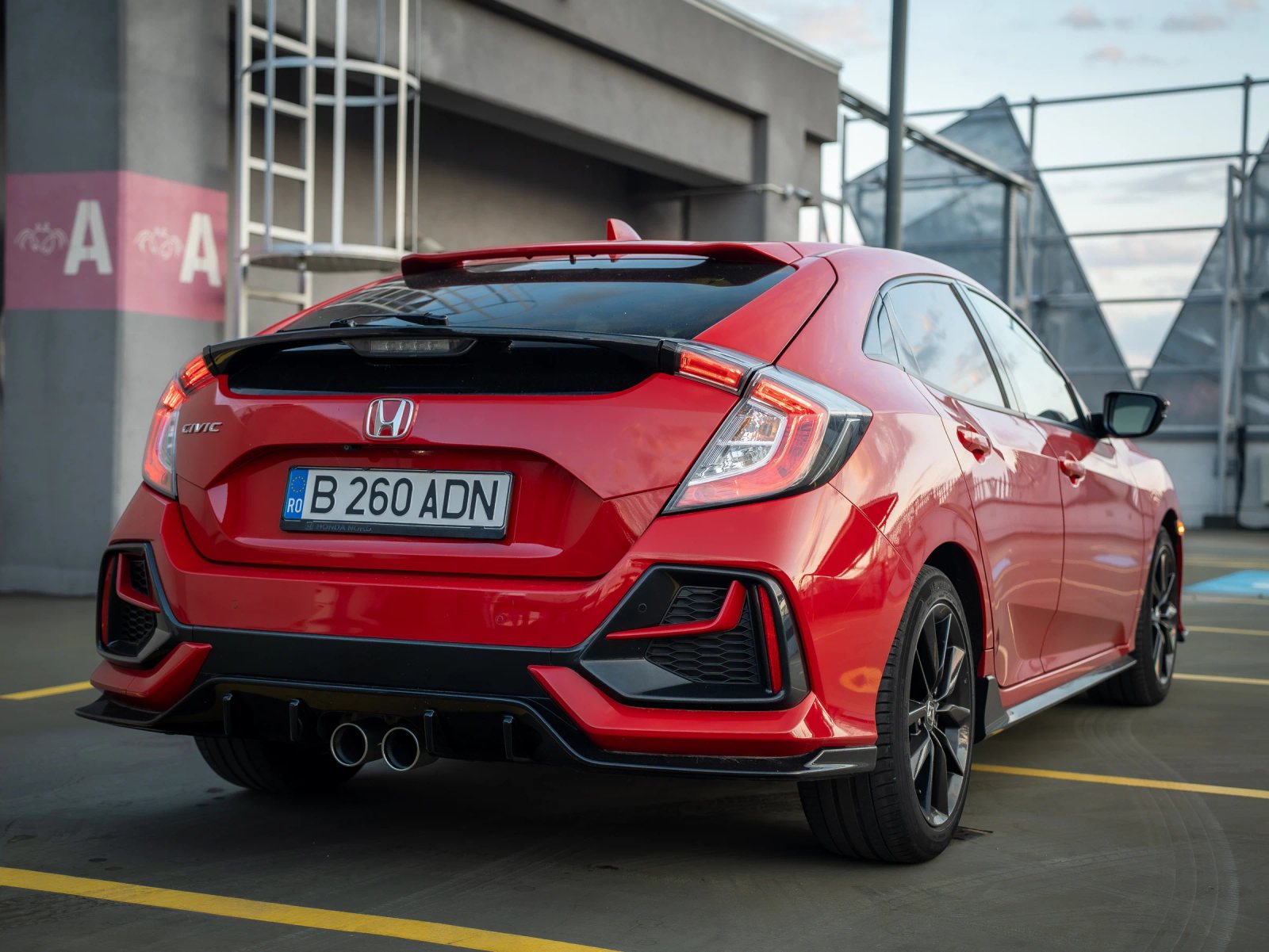Honda Civic — vedere din spate la trei sferturi.