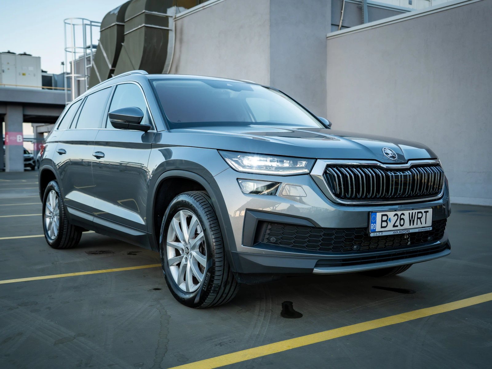 Škoda Kodiaq gri, vedere de exterior față trei sferturi din dreapta.