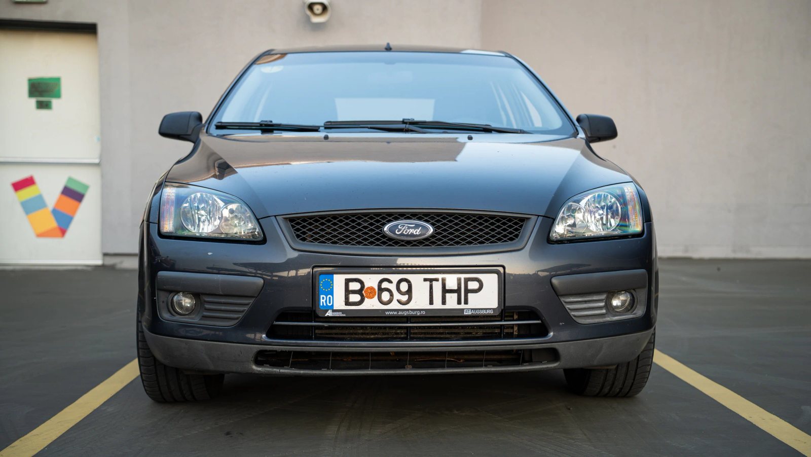 Ford Focus — vedere frontală în parcare.