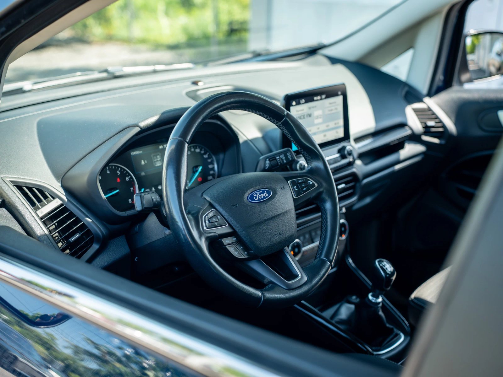 Ford EcoSport — habitaclu cu volan, bord și scaunele din față.