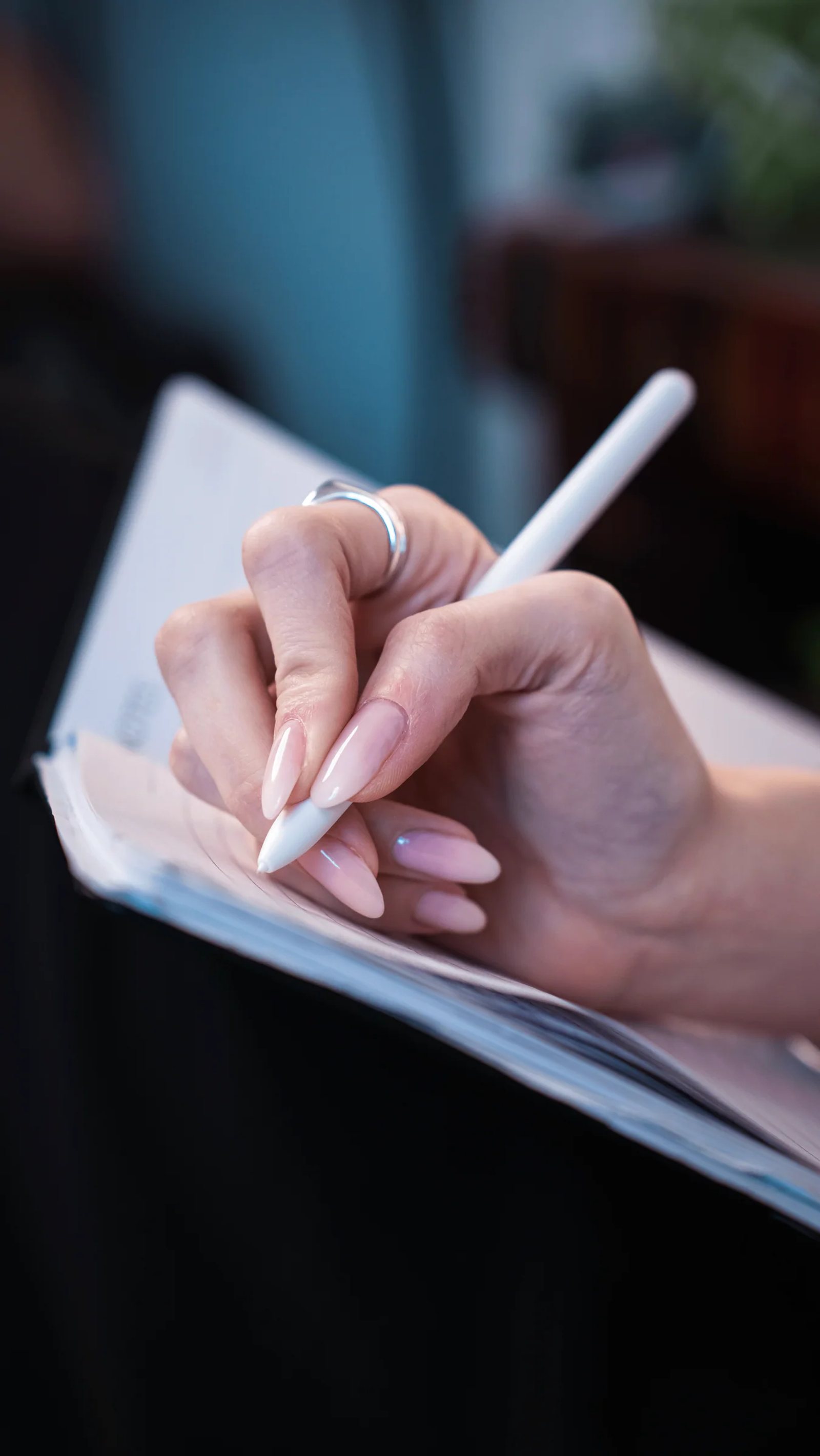 Detaliu cu o mână care scrie într-un carnet