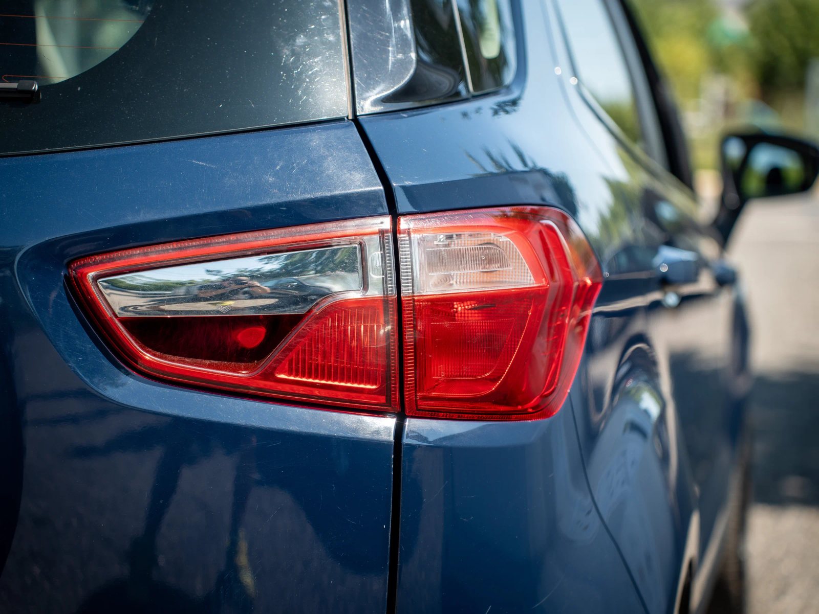 Ford EcoSport — detaliu al stopului și hayonului.