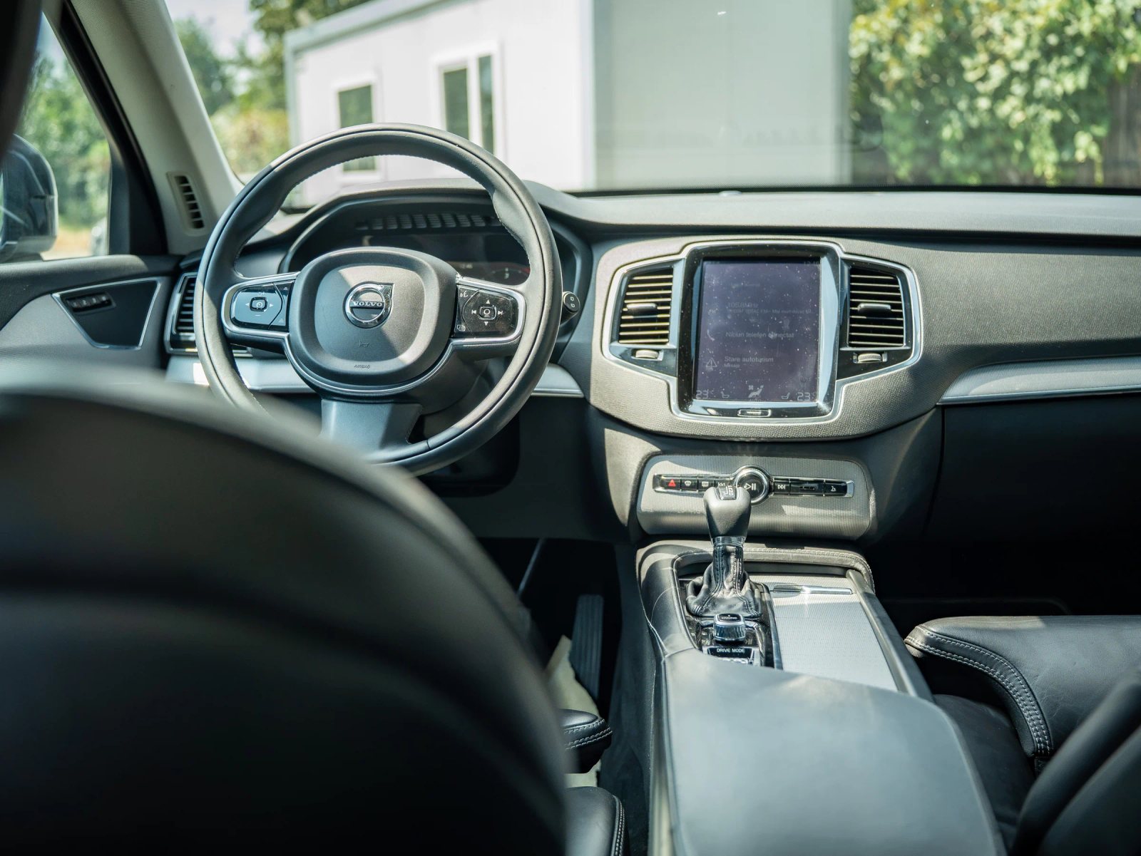 Volvo XC90 — vedere de ansamblu a bordului și consolei centrale.