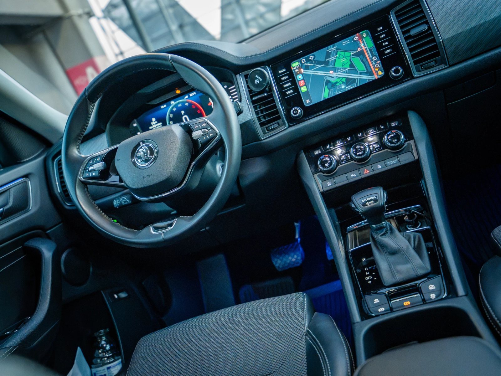 Škoda Kodiaq gri, vedere înclinată de ansamblu asupra bordului.