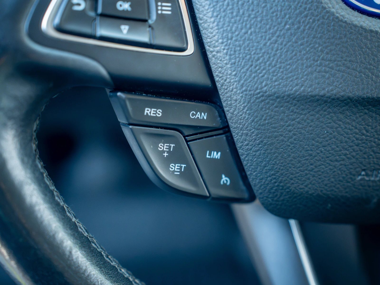 Ford EcoSport — detaliu al comenzilor de pe volan.