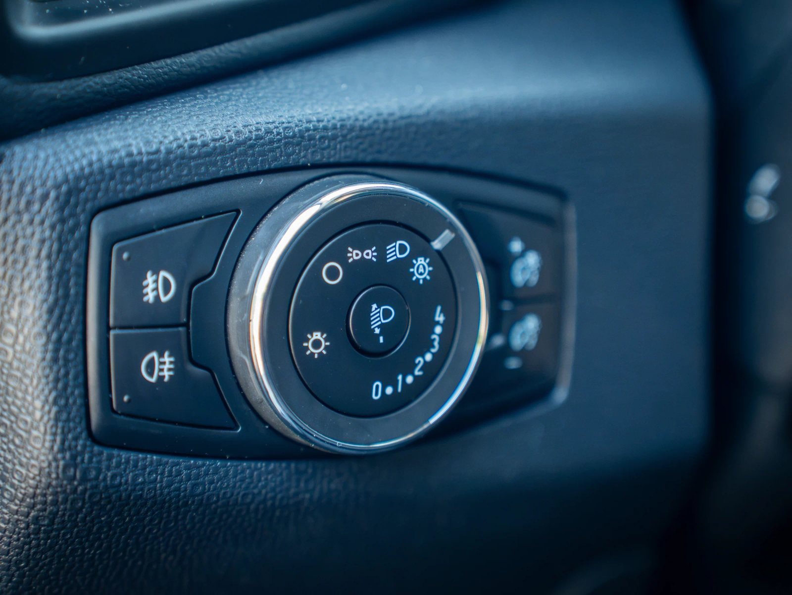 Ford EcoSport — detaliu al comenzilor pentru lumini.