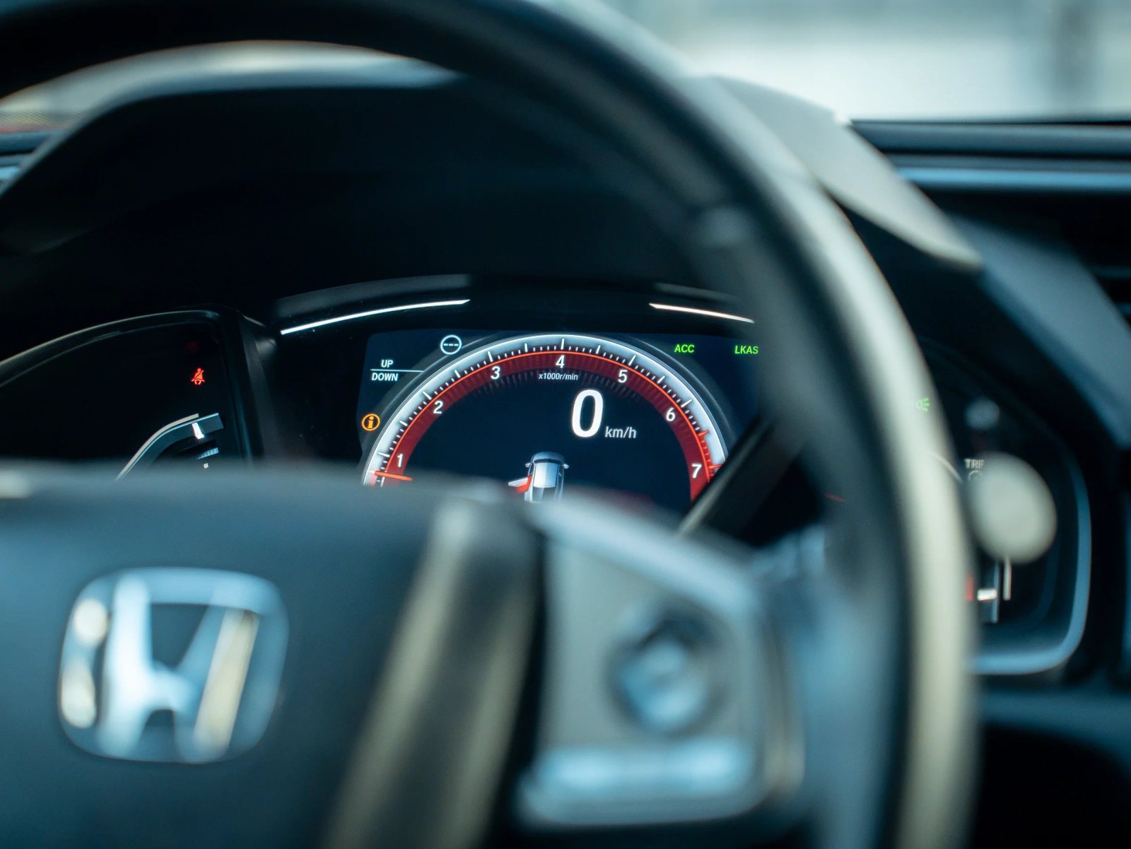 Honda Civic — detaliu al instrumentarului de bord.