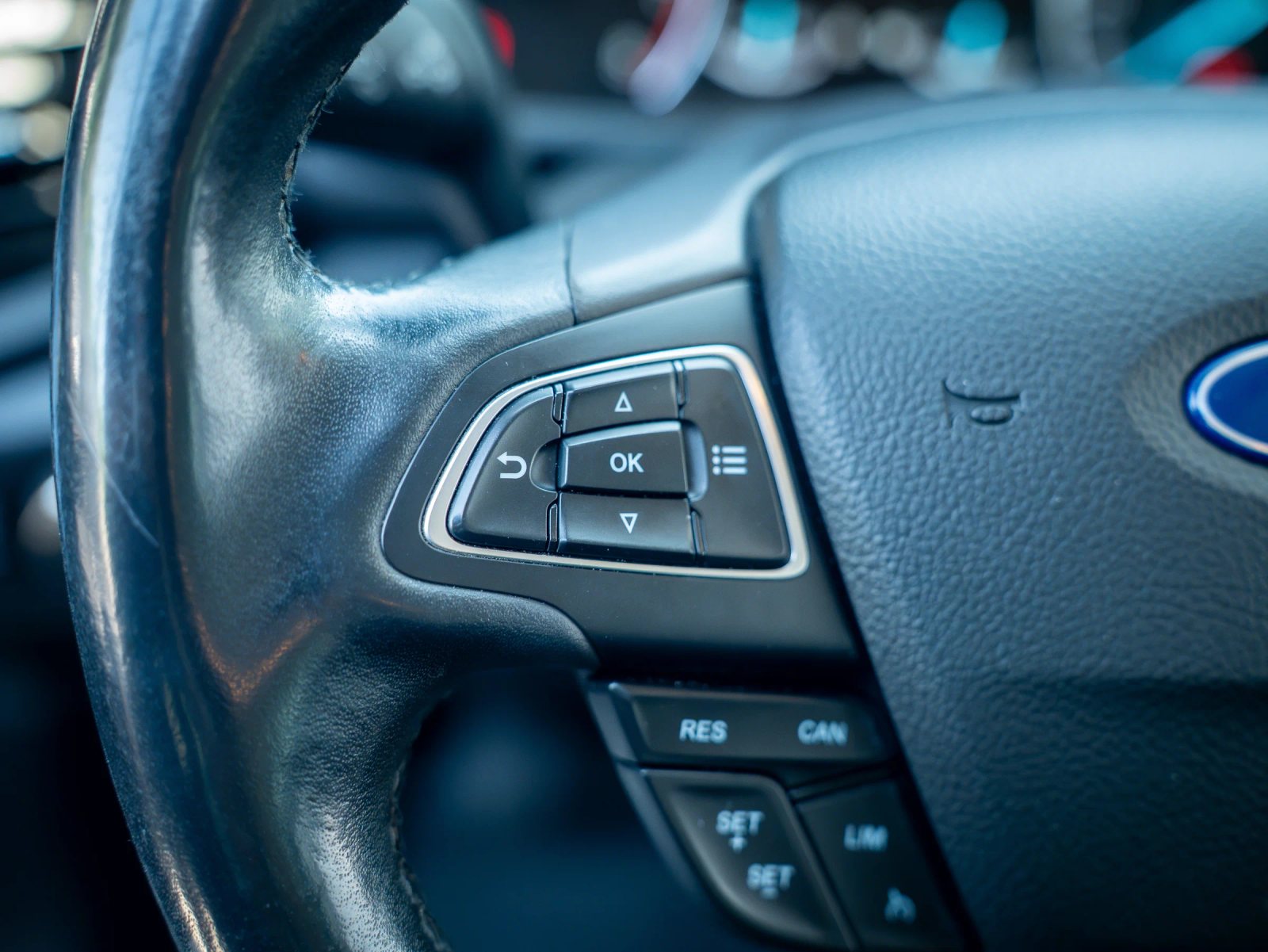 Ford EcoSport — detaliu al comenzilor de pe volan.