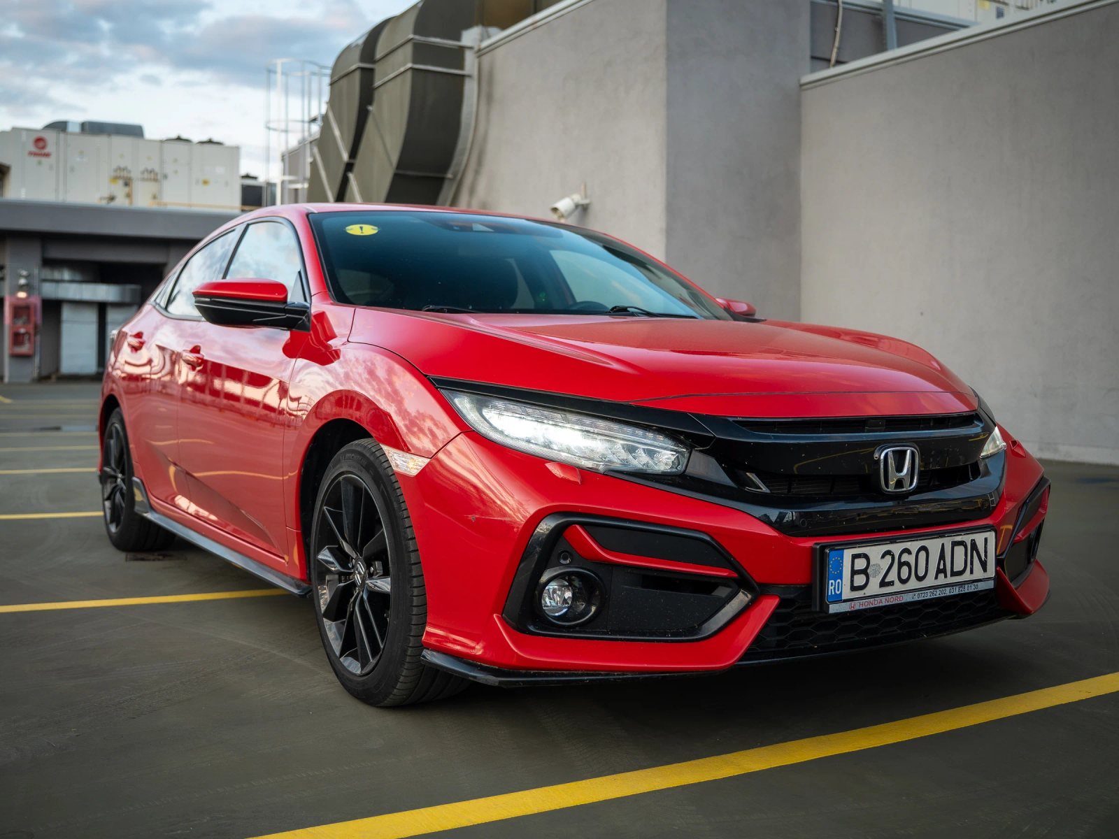 Honda Civic — vedere din față la trei sferturi.