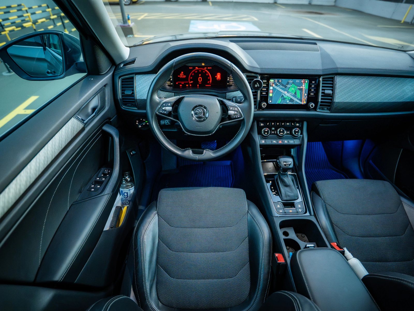 Škoda Kodiaq gri, bordul interior fotografiat de sus.