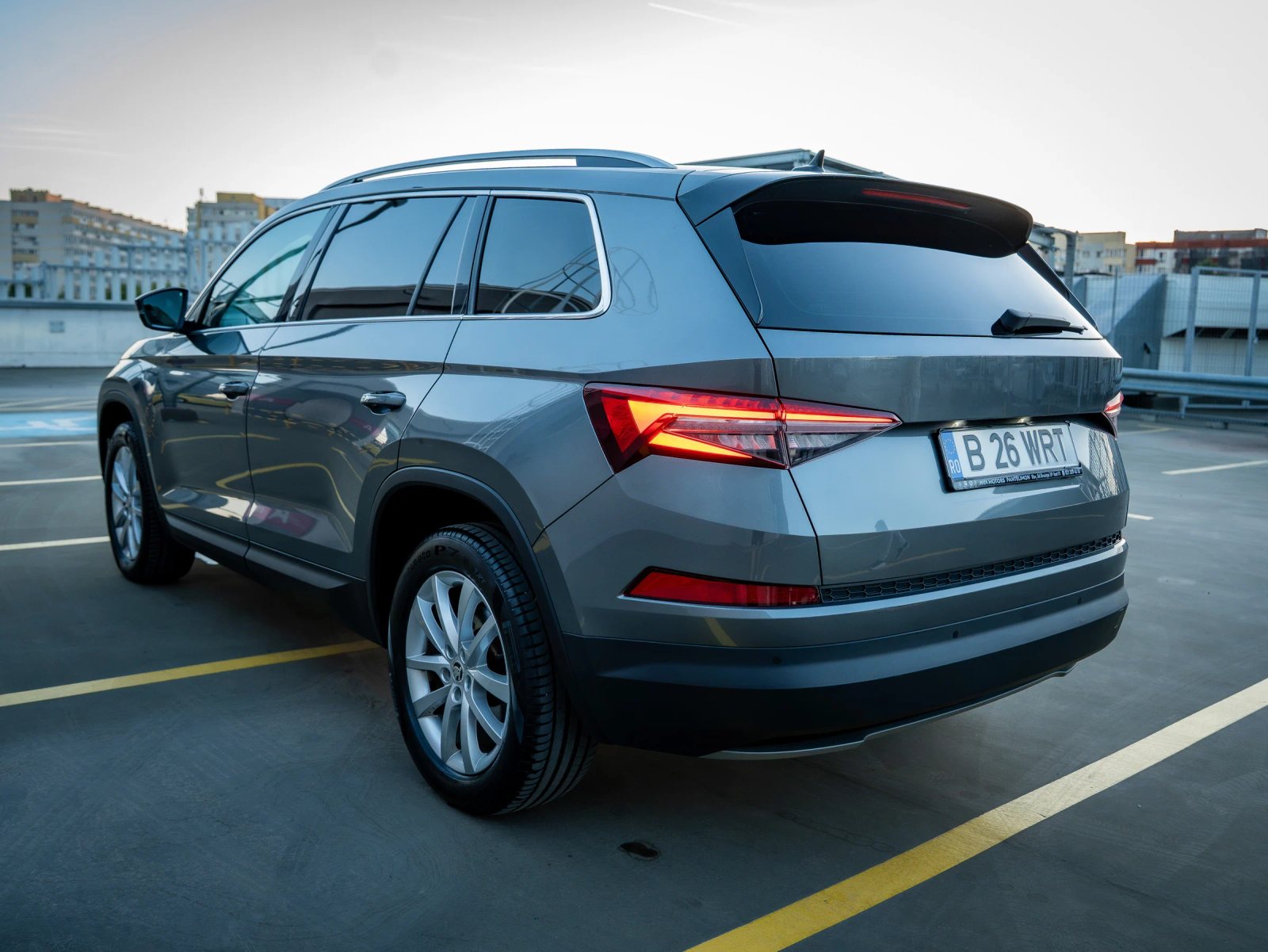 Škoda Kodiaq gri, vedere de exterior spate trei sferturi din stânga.