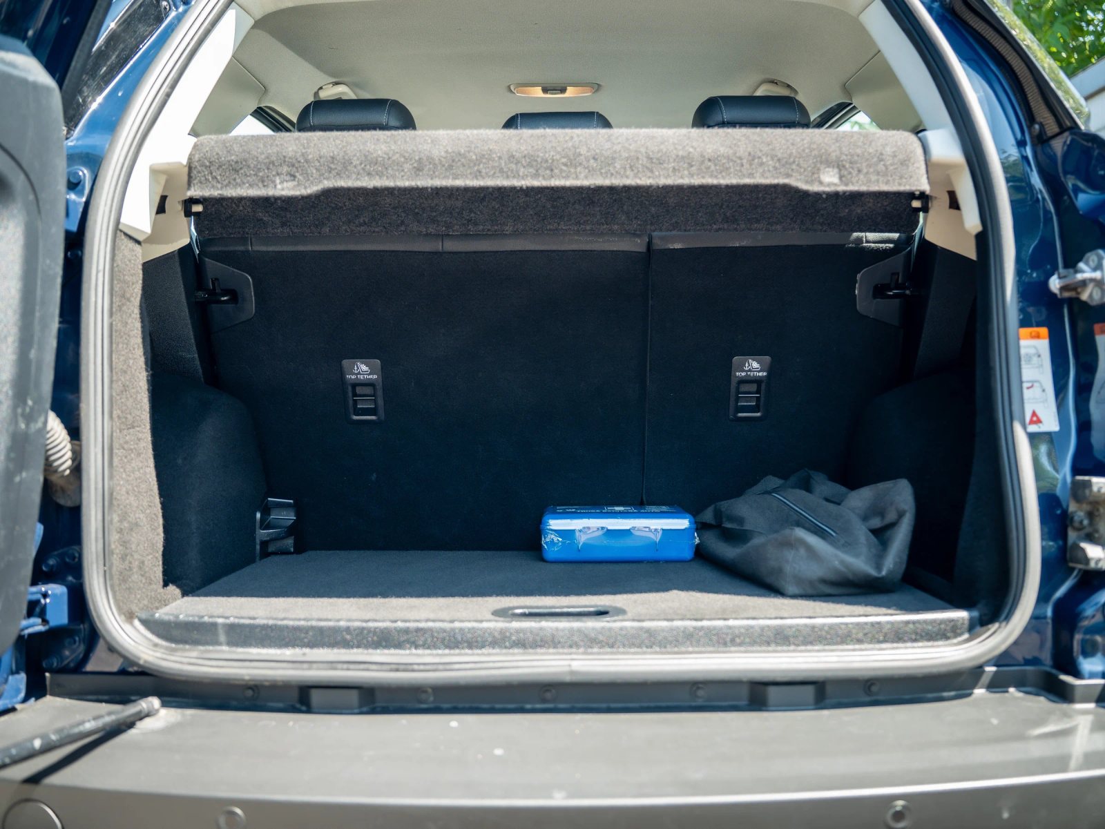 Ford EcoSport — portbagaj deschis, văzut din spate.