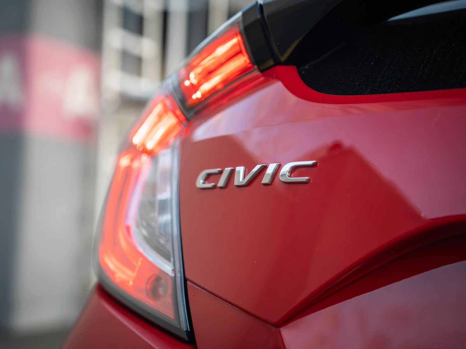 Honda Civic — prim-plan al emblemei de pe caroserie.