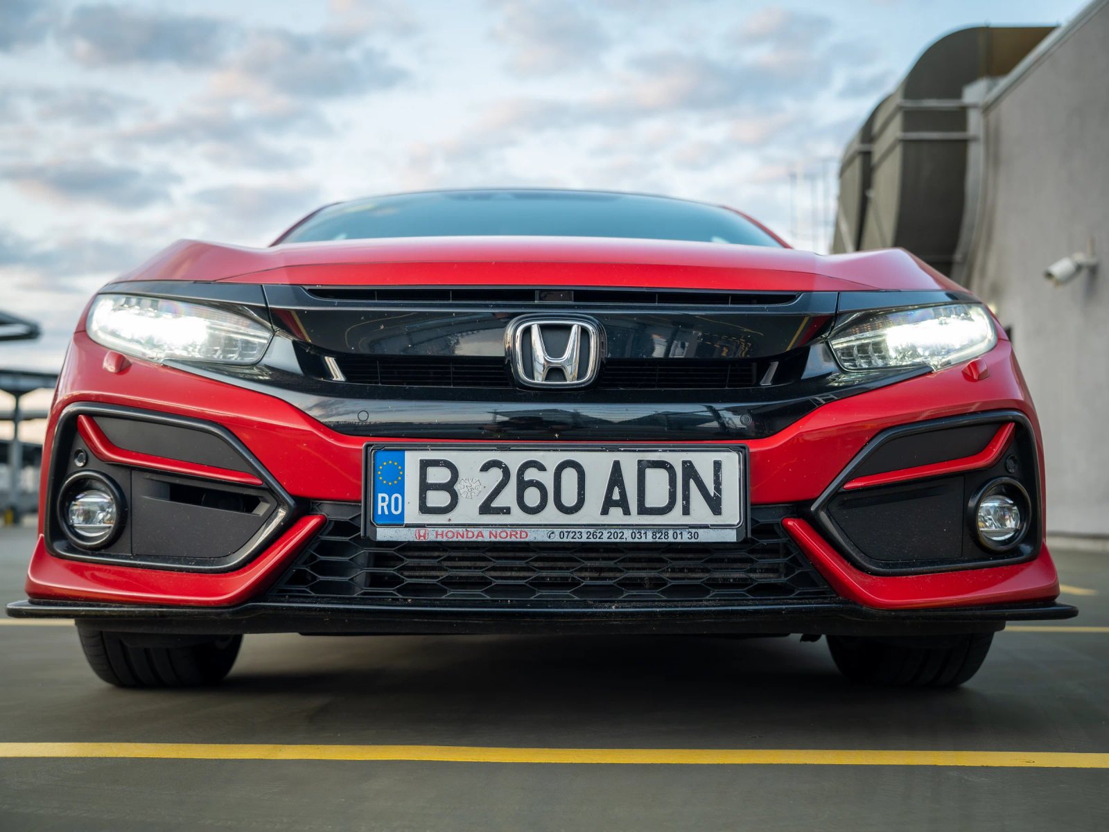 Honda Civic — vedere frontală în parcare.