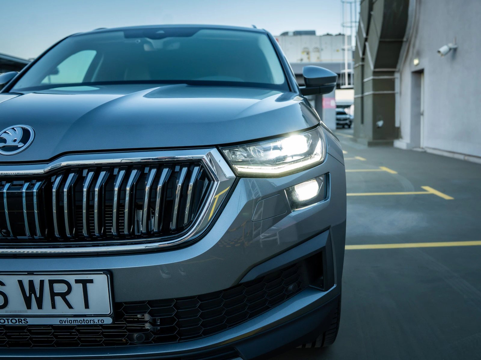 Škoda Kodiaq gri, detaliu exterior al farului din stânga.
