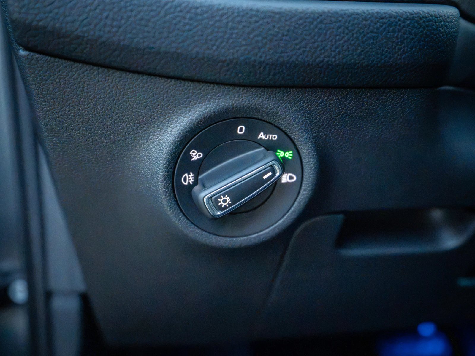 Škoda Kodiaq gri, detaliu interior al comenzilor pentru lumini.