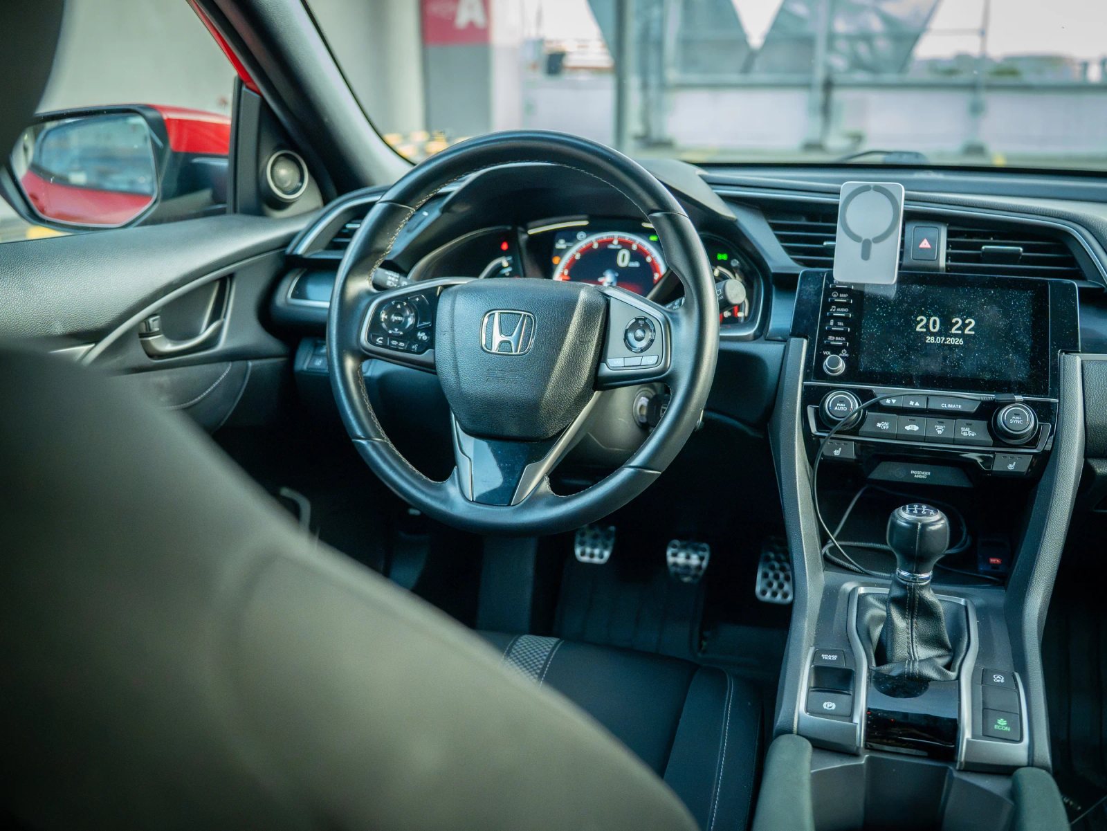 Honda Civic — habitaclu cu volan, bord și scaunele din față.