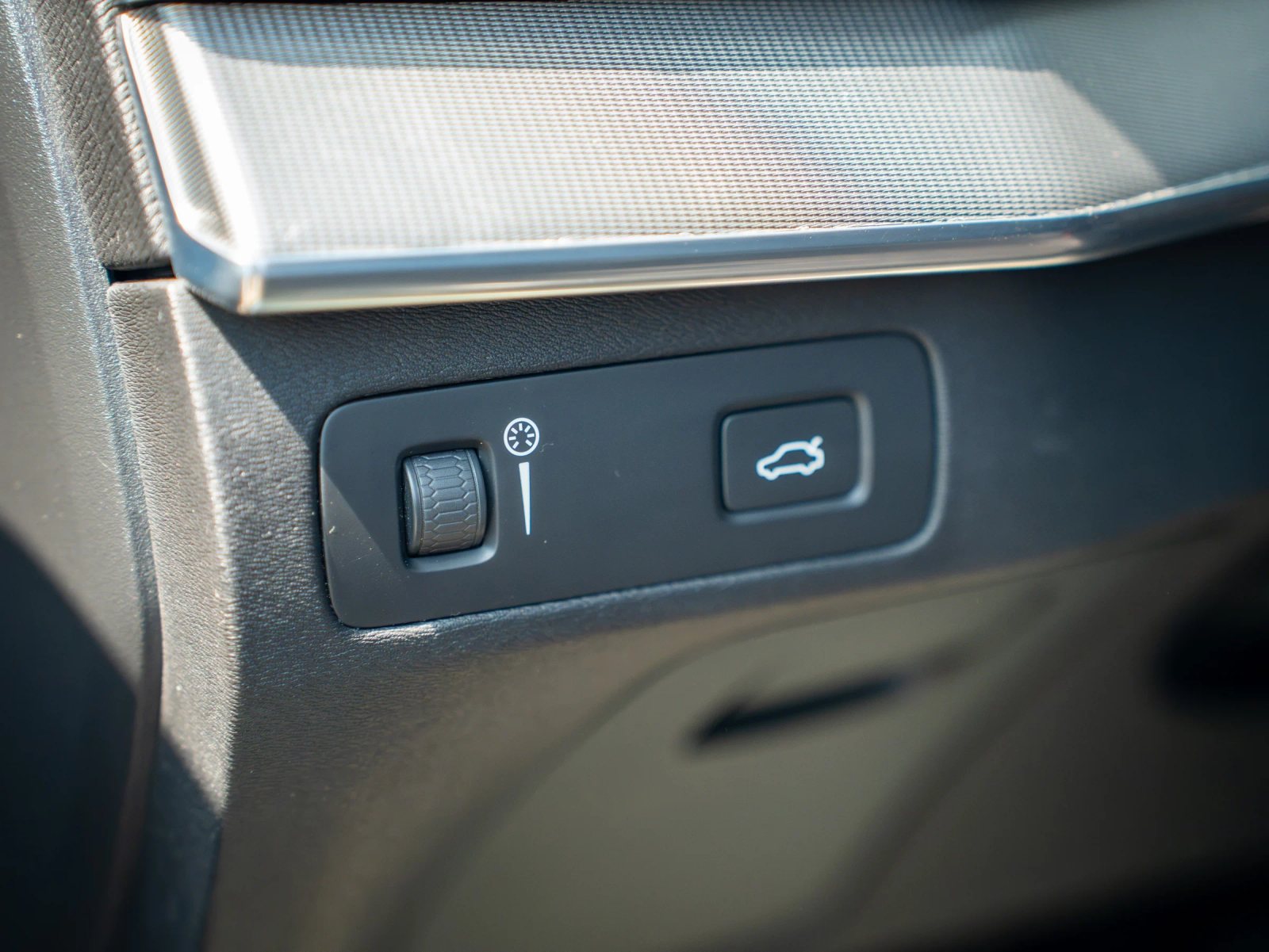 Volvo XC90 — detaliu al comenzii pentru portbagaj.