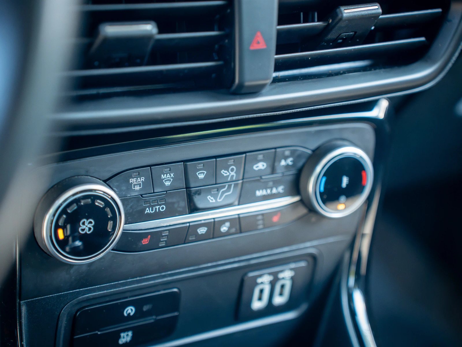 Ford EcoSport — prim-plan al comenzilor de climatizare.