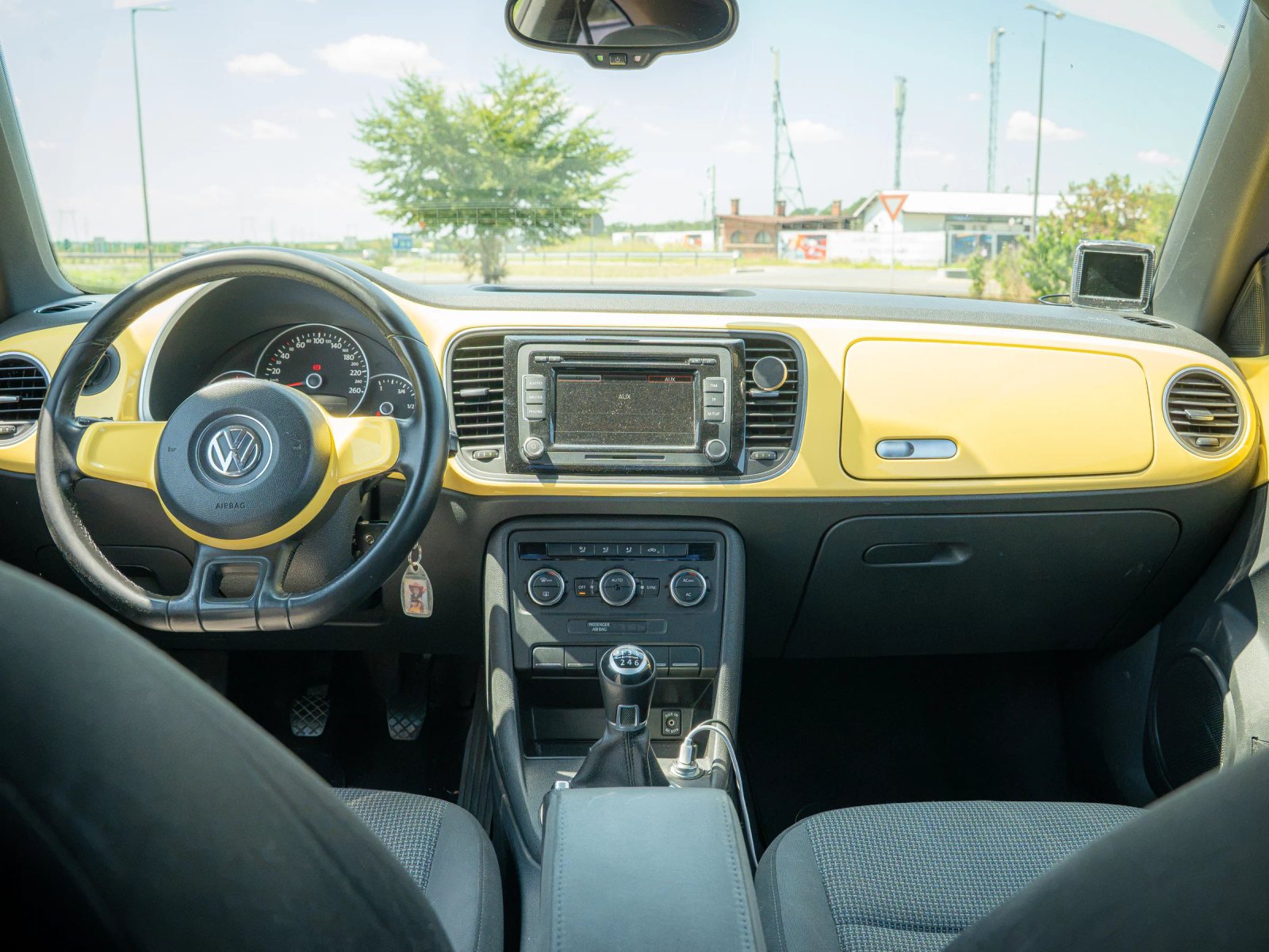 Volkswagen Beetle — vedere de ansamblu a bordului și consolei centrale.