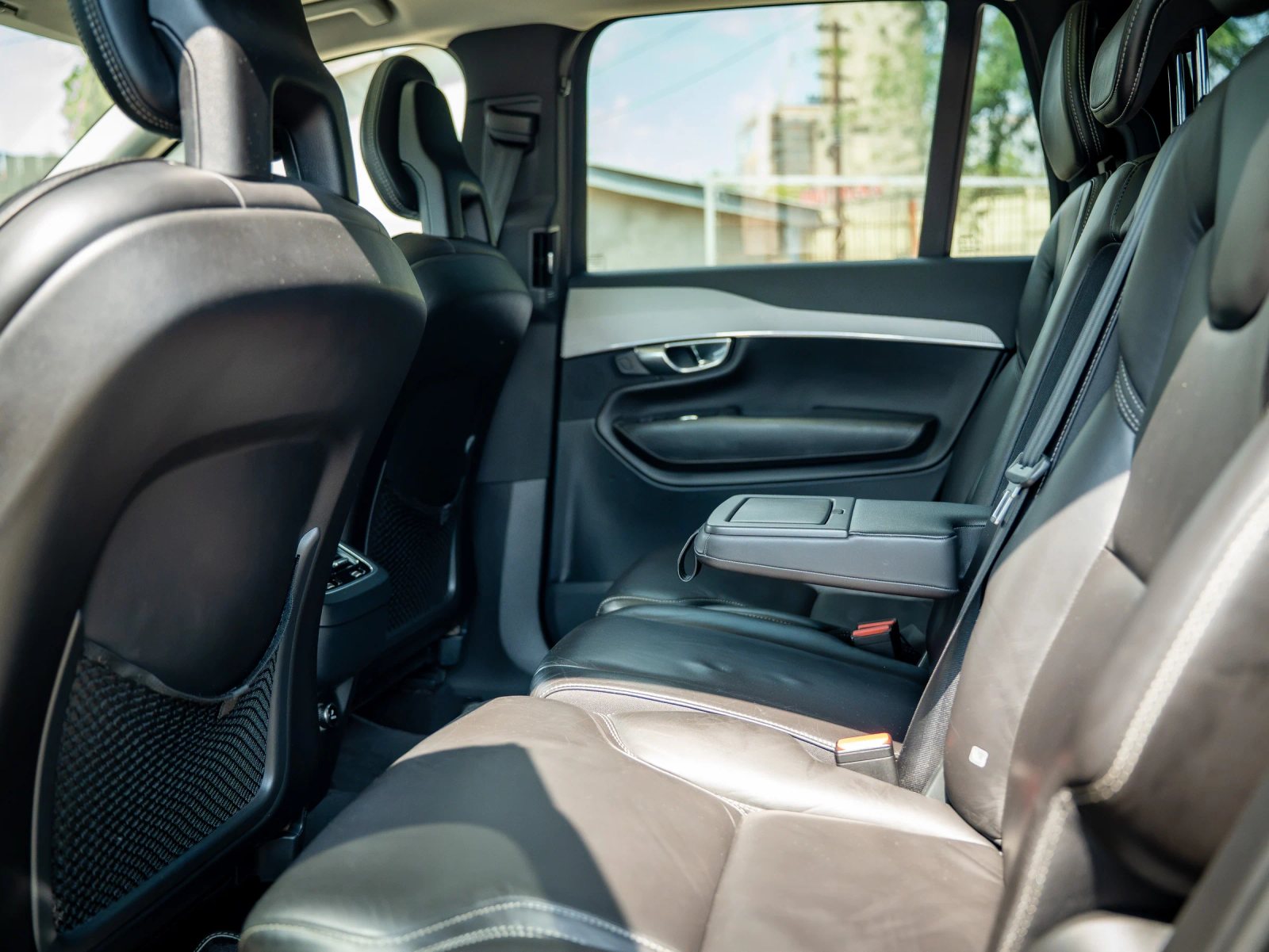 Volvo XC90 — vedere a banchetei și habitaclului din spate.