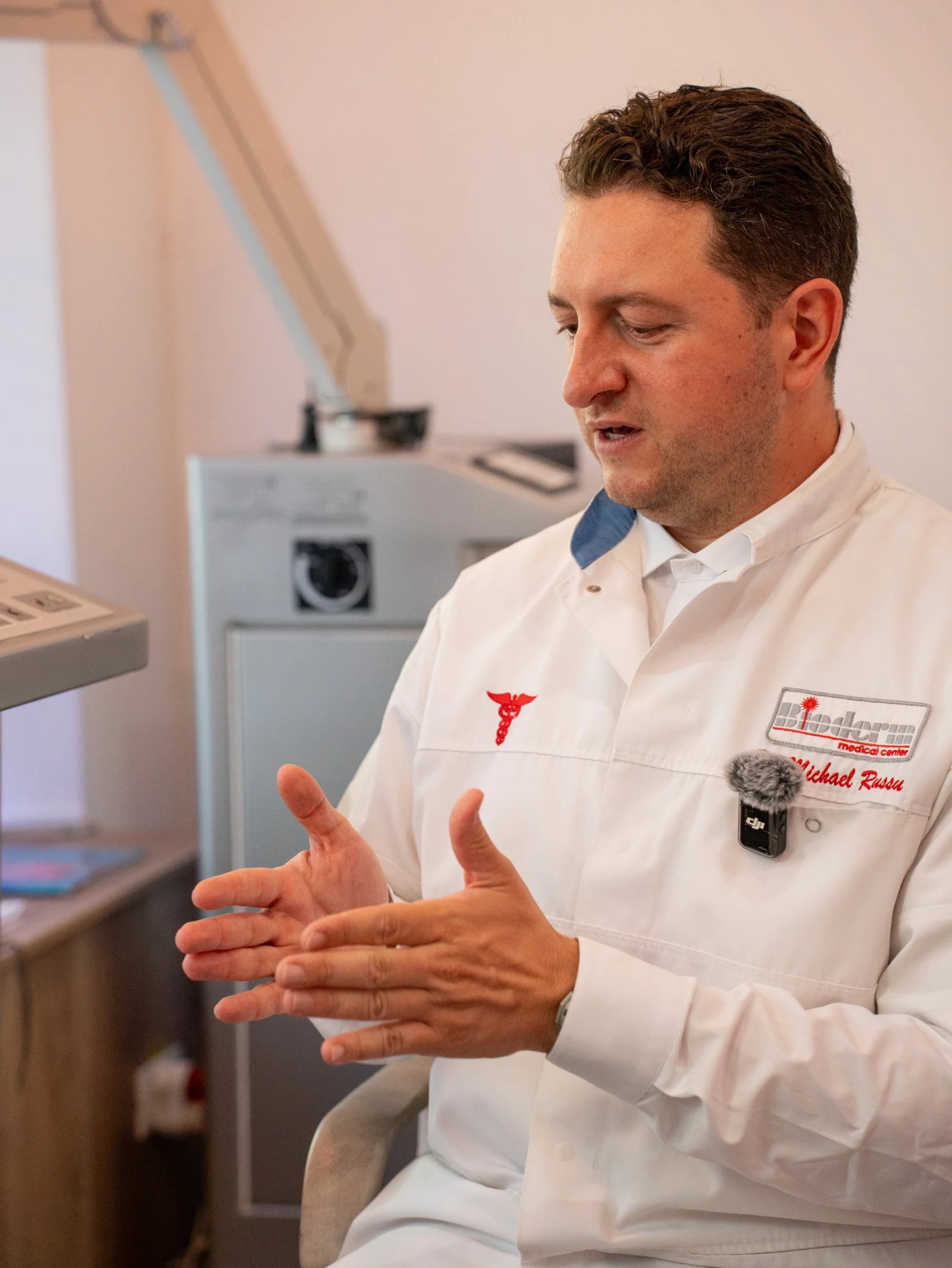 Portretul unui specialist Bioderm explicând un subiect