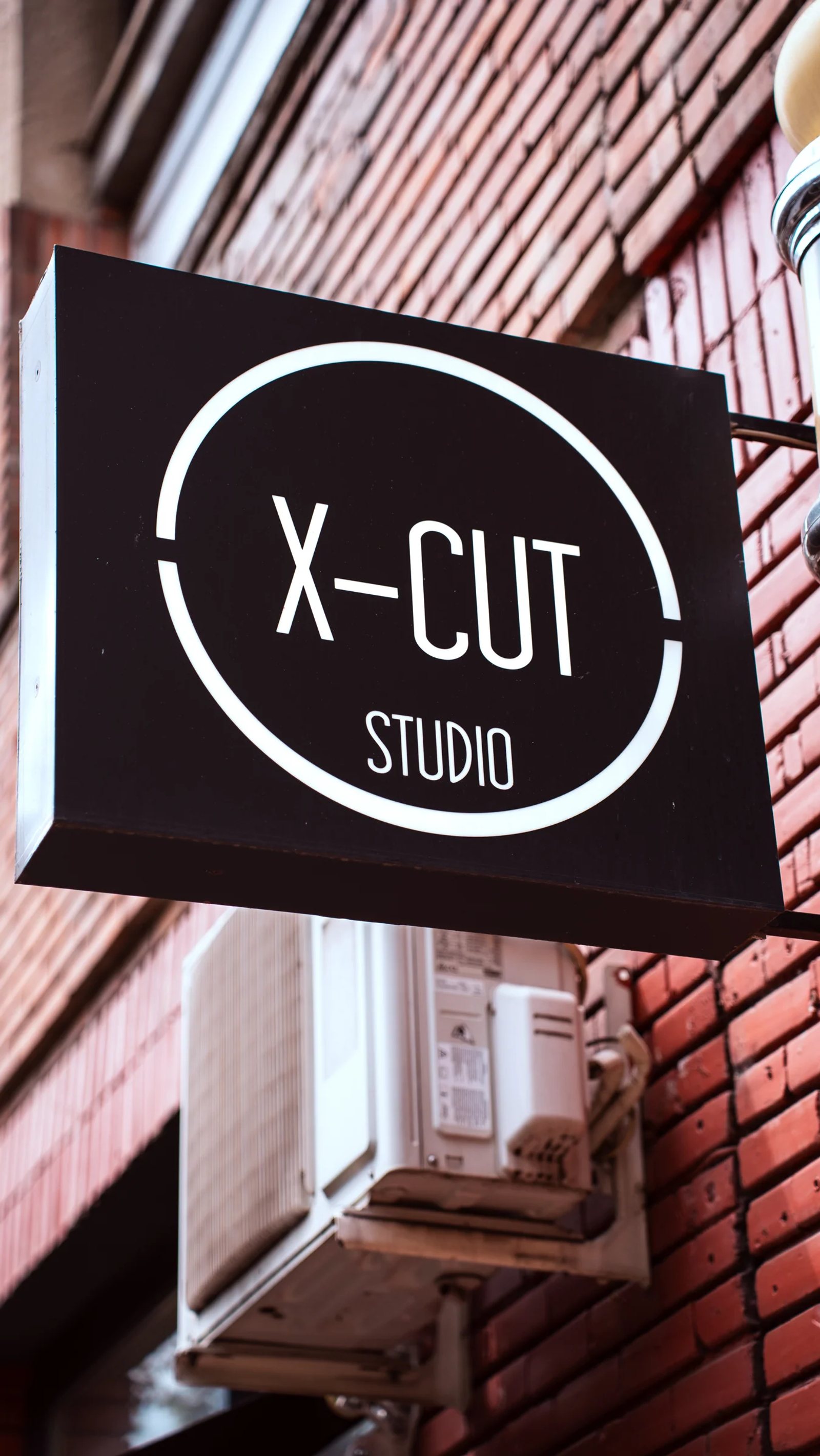 Panoul luminos X-Cut Studio de la intrare