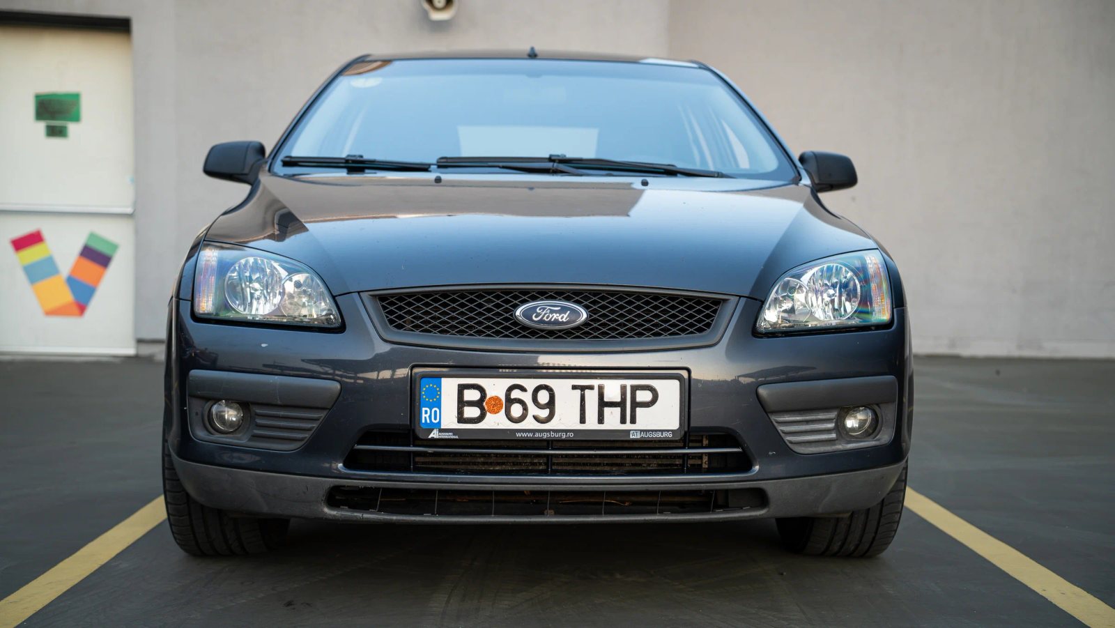 Ford Focus — vedere frontală în parcare.