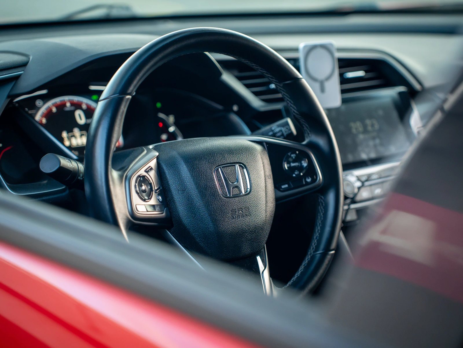 Honda Civic — habitaclu cu volan, bord și scaunele din față.