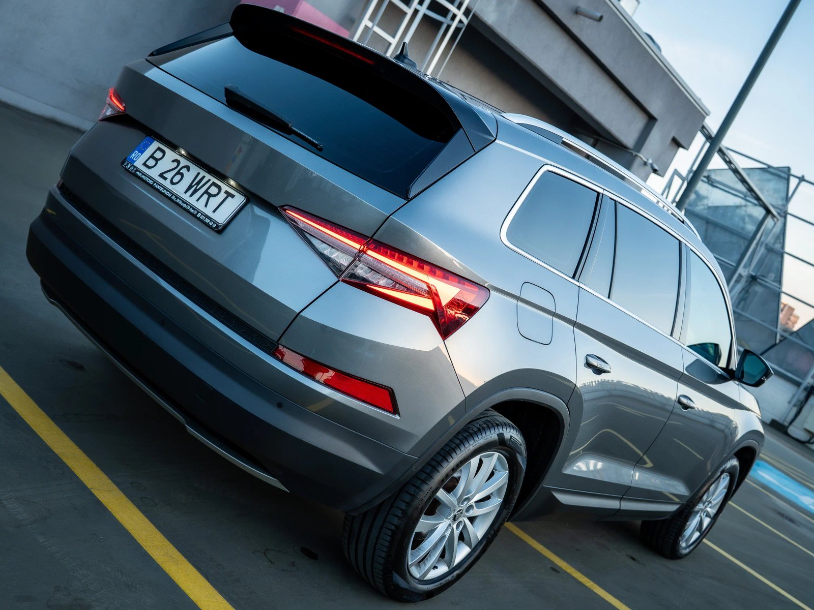 Škoda Kodiaq gri, cadru înclinat spate trei sferturi din dreapta.