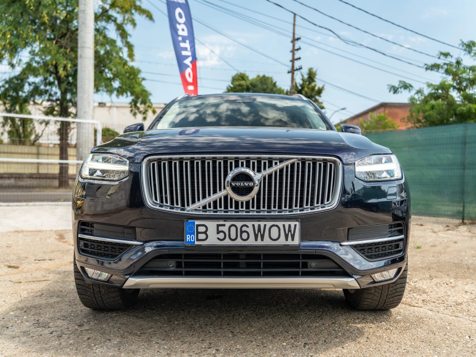 Volvo XC90 — vedere frontală în parcare.