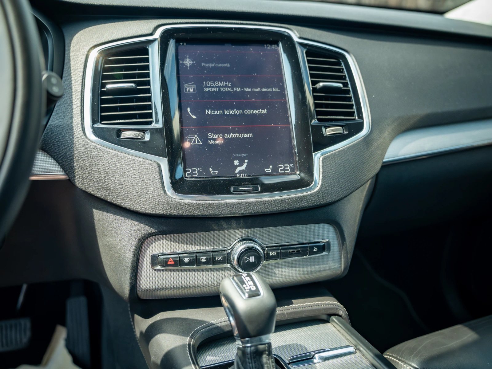 Volvo XC90 — detaliu al ecranului multimedia.