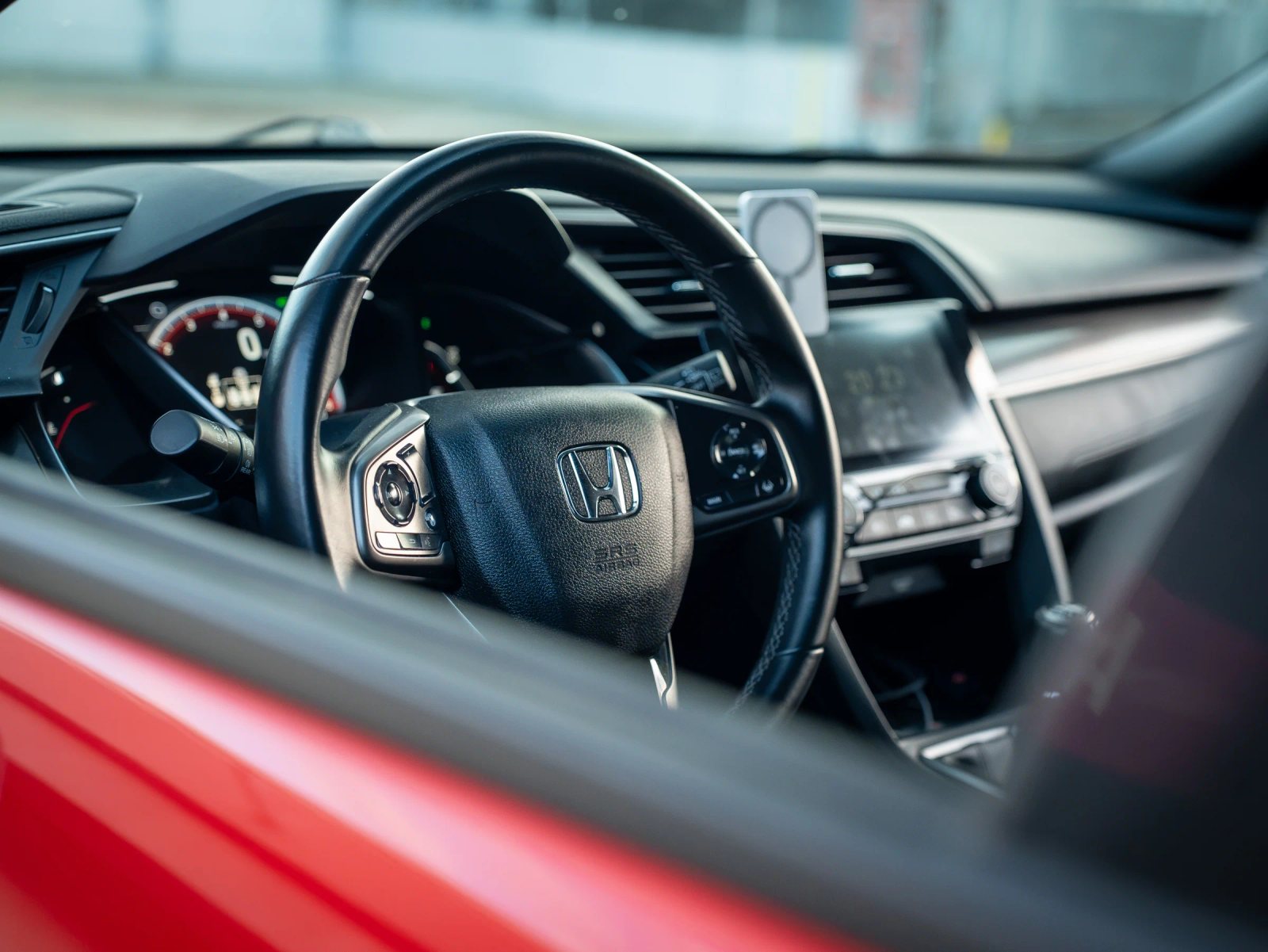 Honda Civic — habitaclu cu volan, bord și scaunele din față.