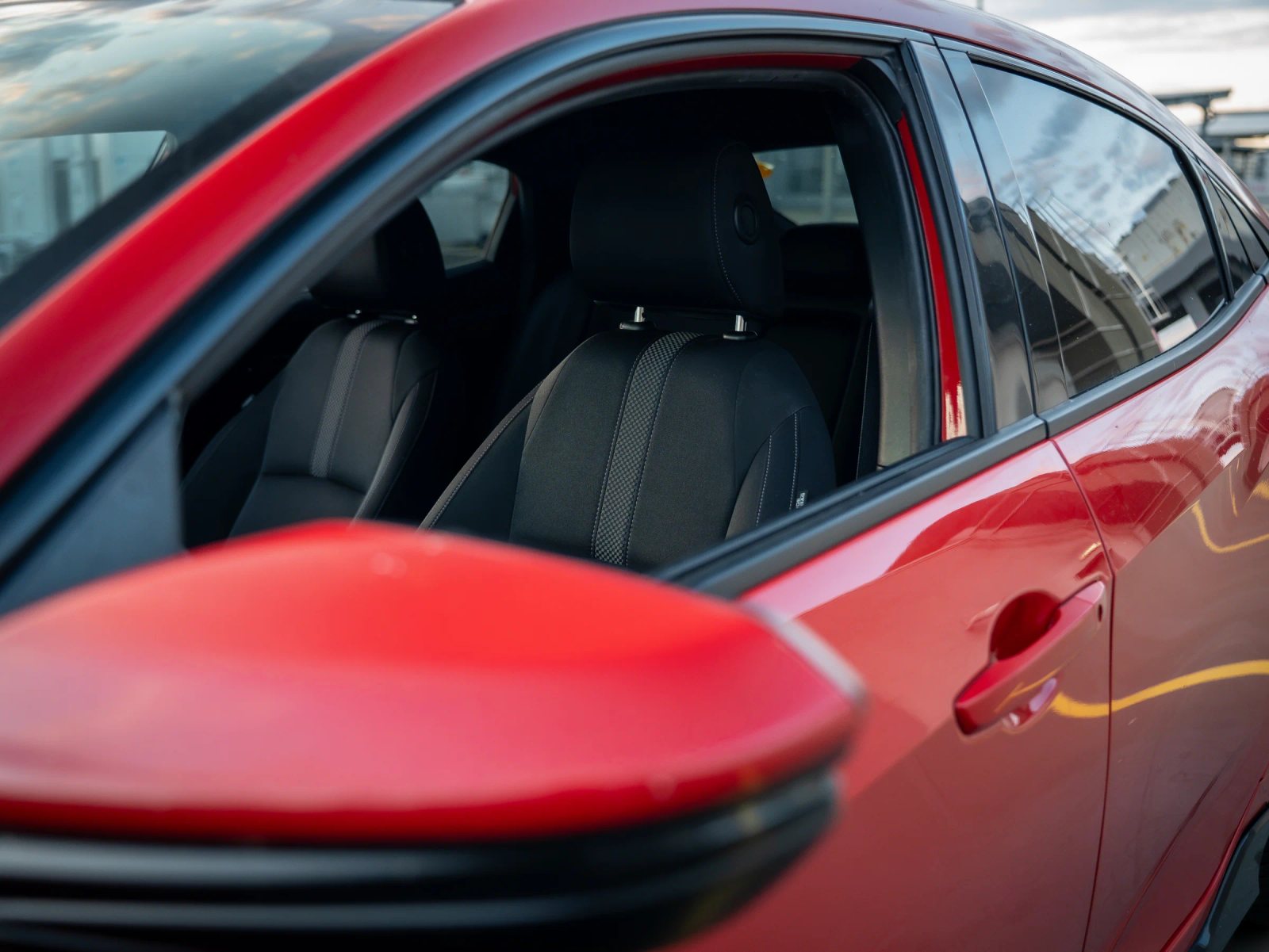 Honda Civic — scaunele din față văzute prin portieră.