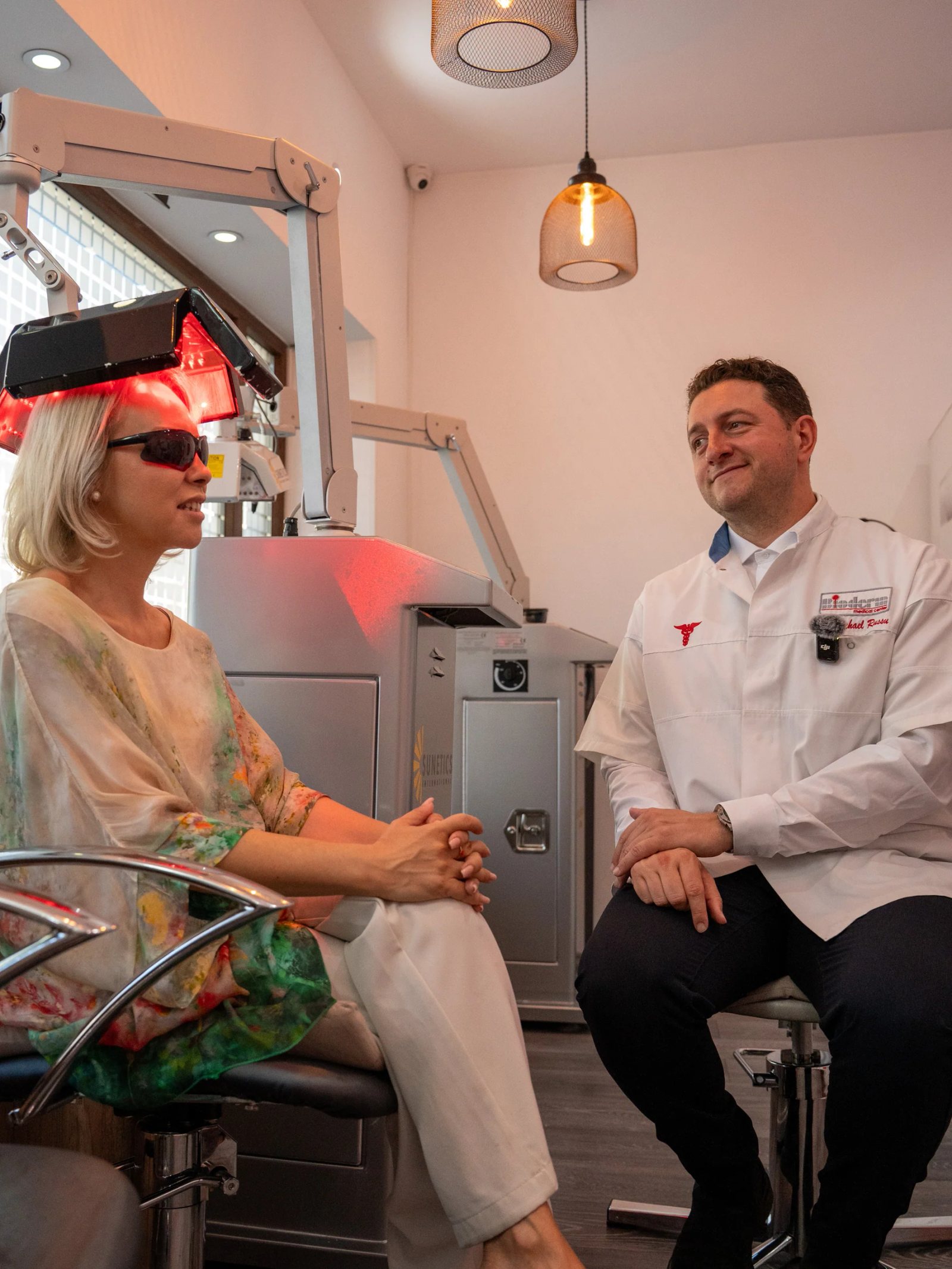 Discuție lângă un dispozitiv luminos într-un cabinet Bioderm