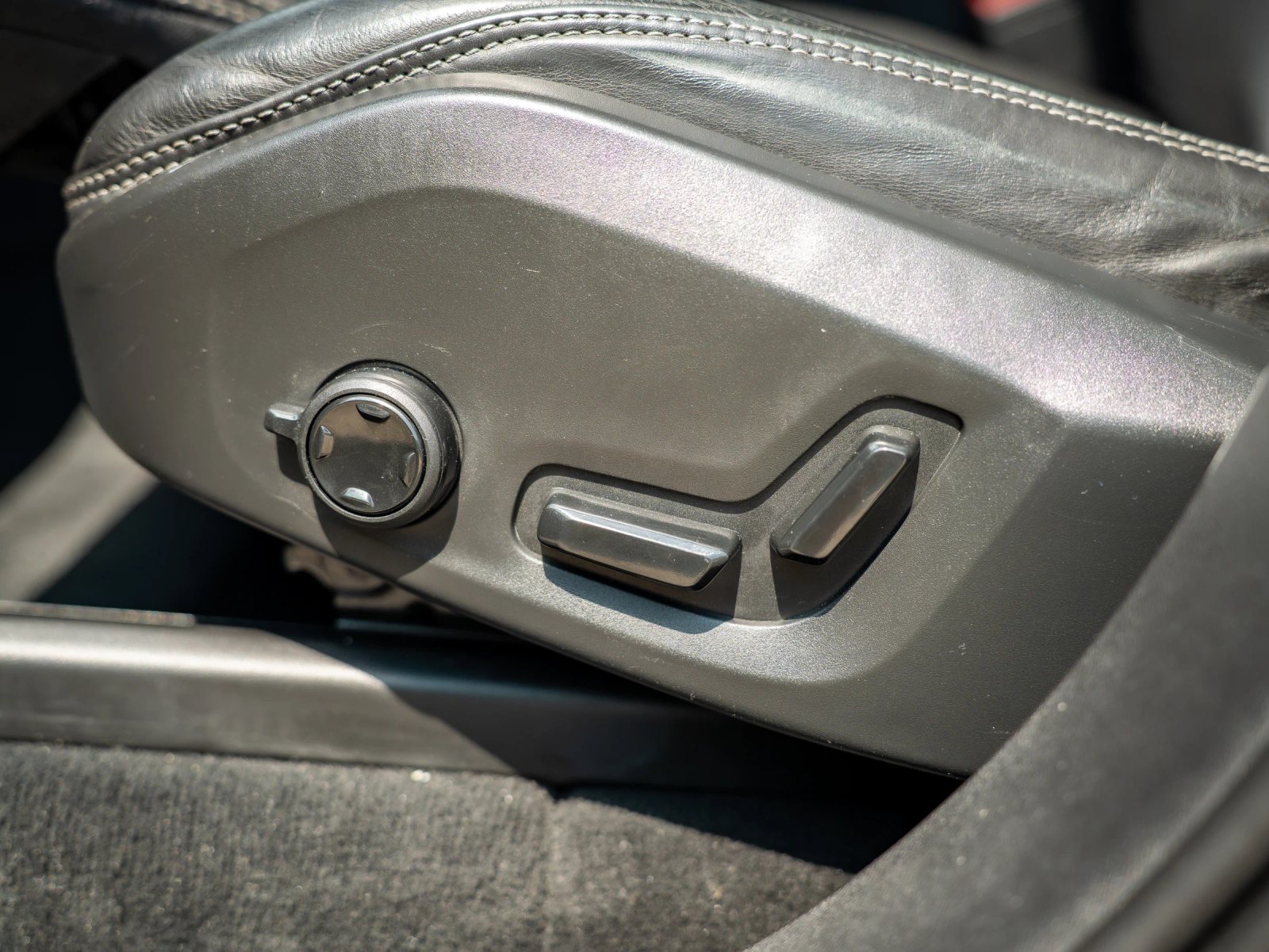 Volvo XC90 — comenzile de reglare ale scaunului.