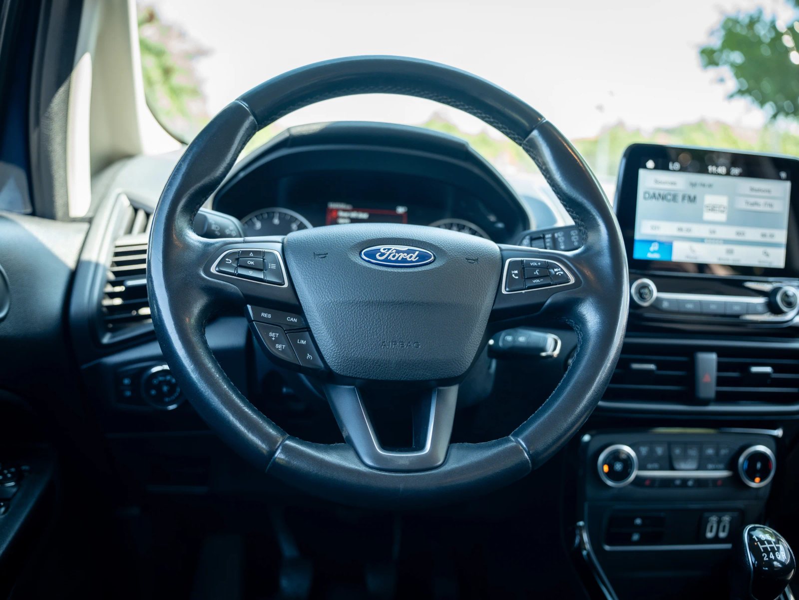 Ford EcoSport — prim-plan al volanului.