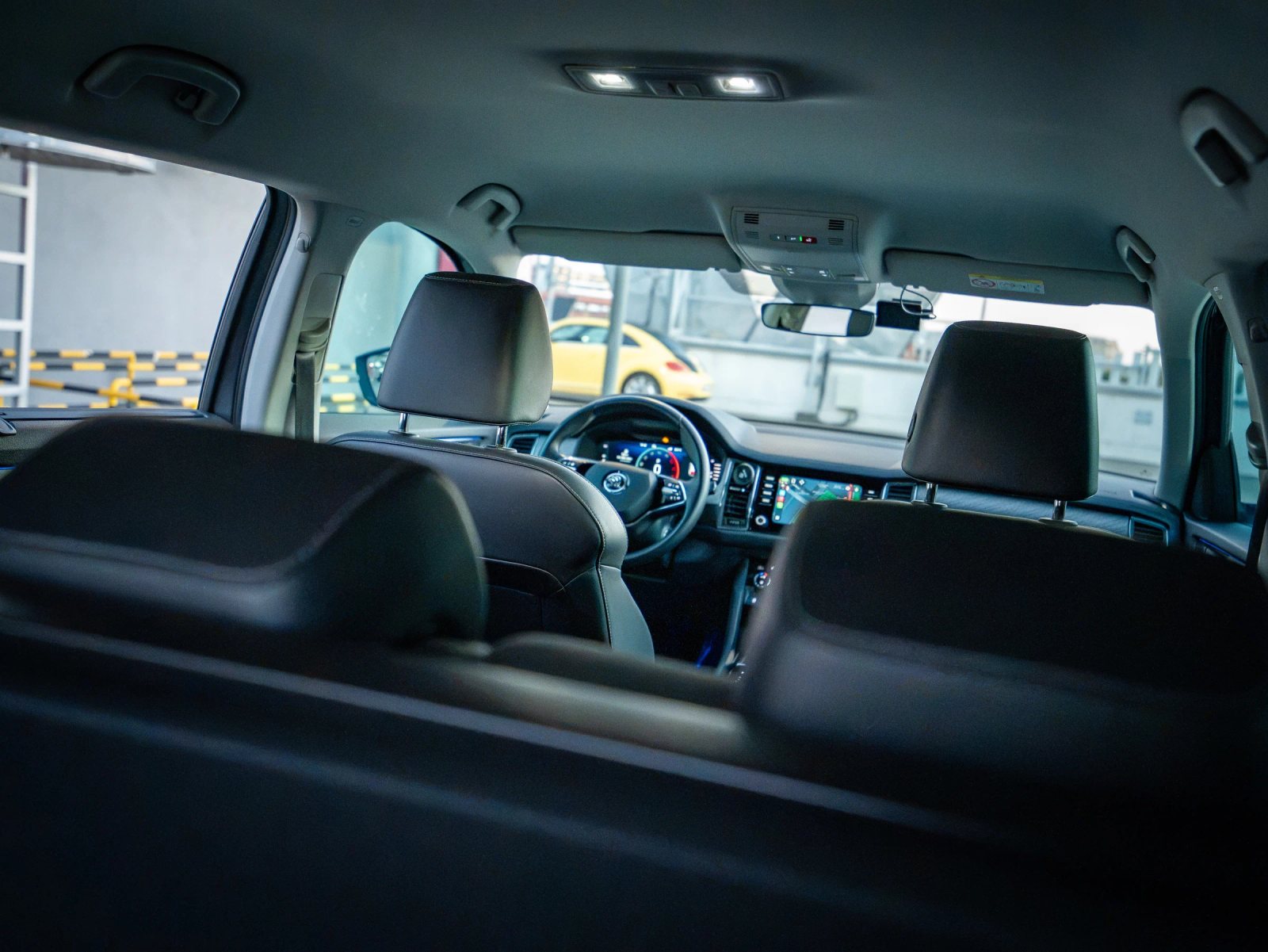 Škoda Kodiaq gri, vedere apropiată a habitaclului fotografiat din spate.